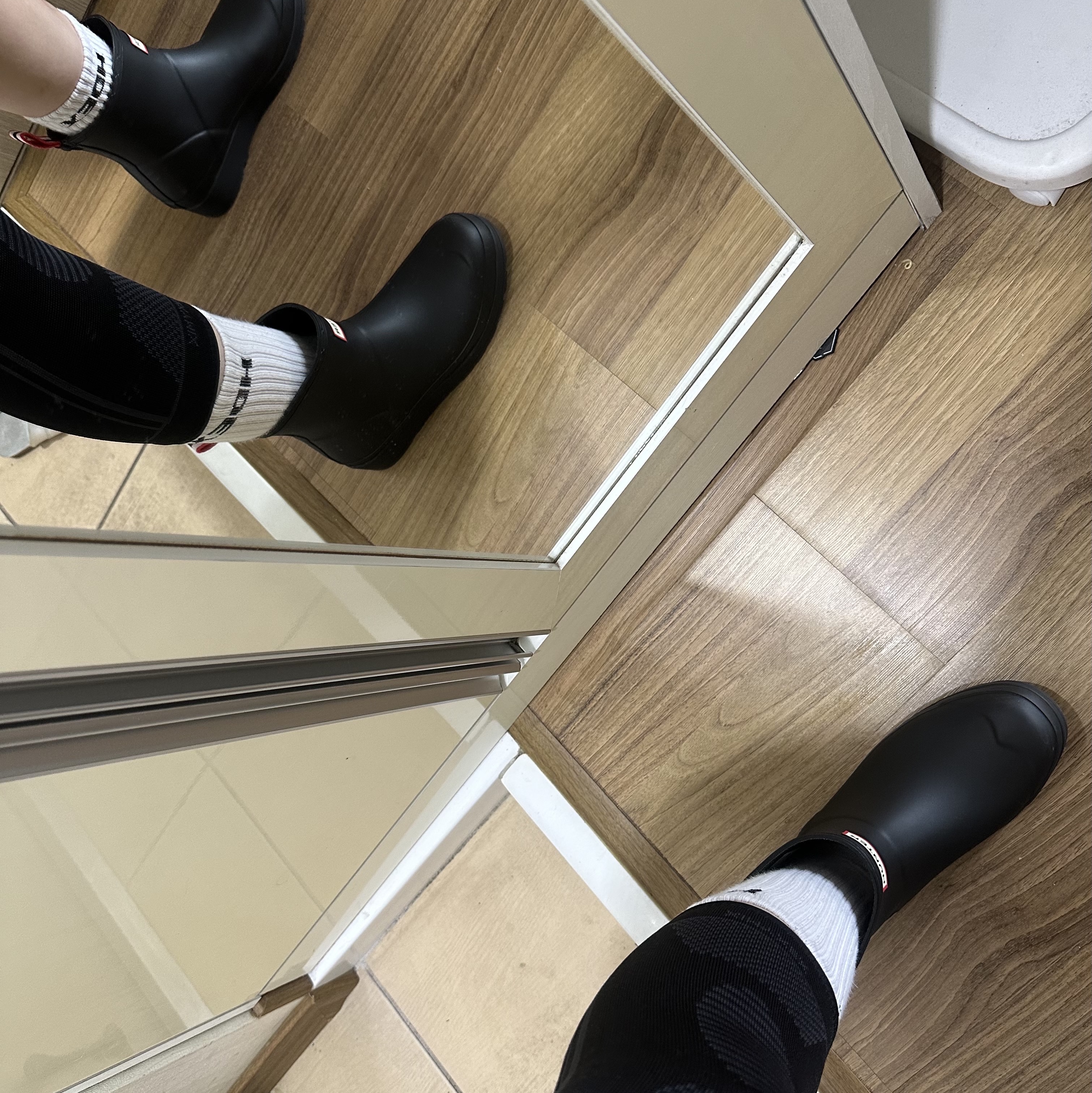 (W) Hunter Play Short Rain Boots Black 착용 스타일