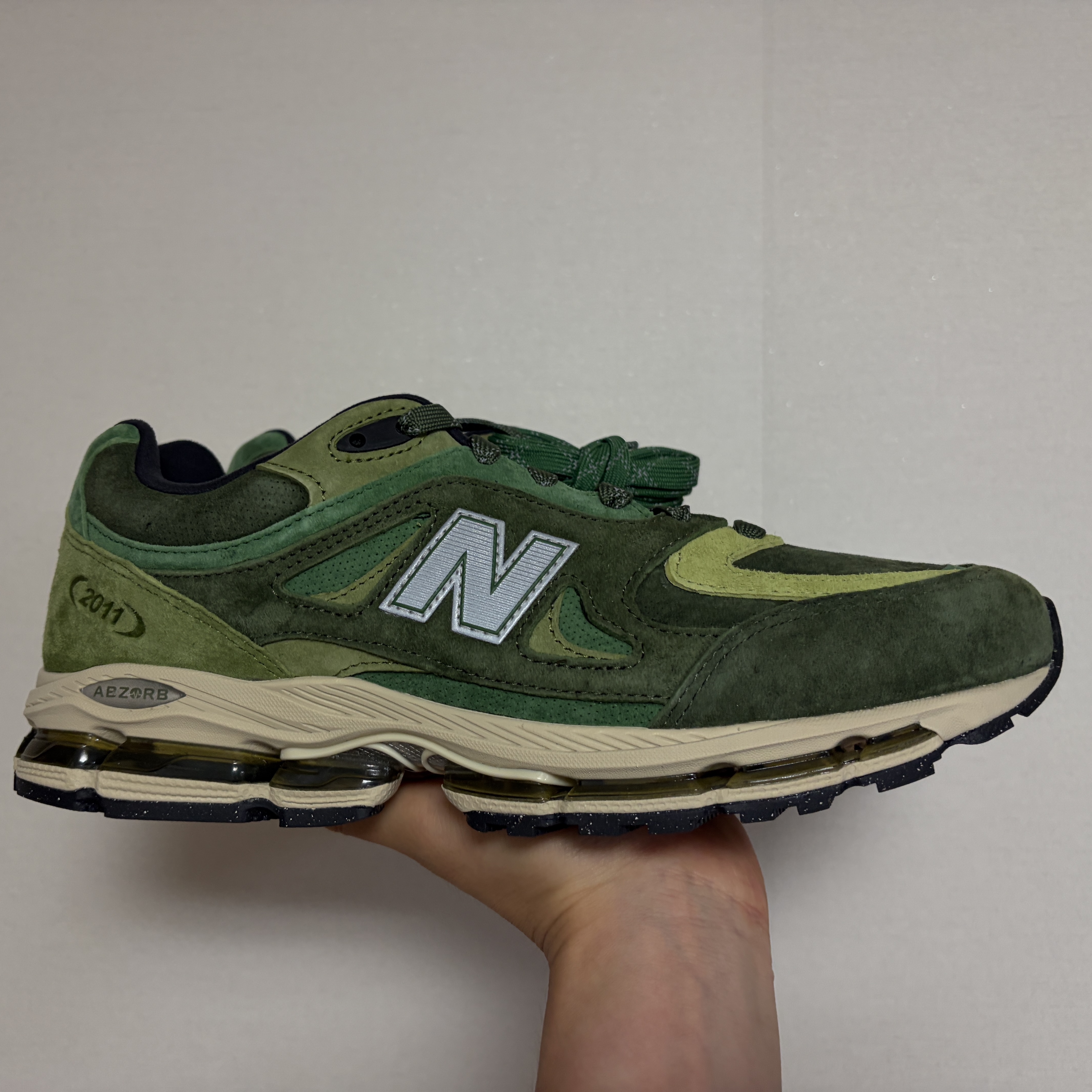 New Balance x Kith Ronnie Fieg 2011 Juniper Bronze Green 착용 스타일 - 1