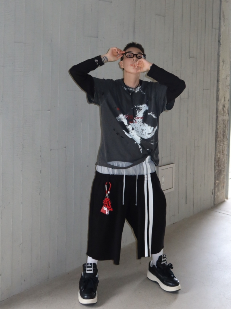 ROARINGRAD Freid Skater T-Shirt Black, ROARINGRAD Double Waist Bermuda Sweat Pants Black 착용 스타일