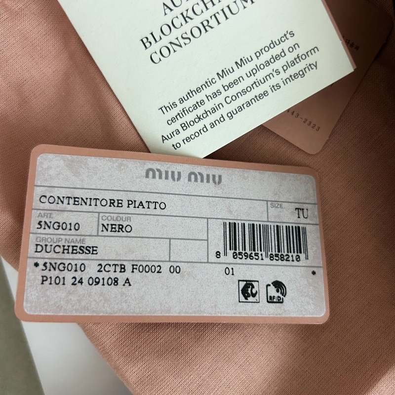 Miu Miu Duchesse Pouch Black 착용 스타일 - 2
