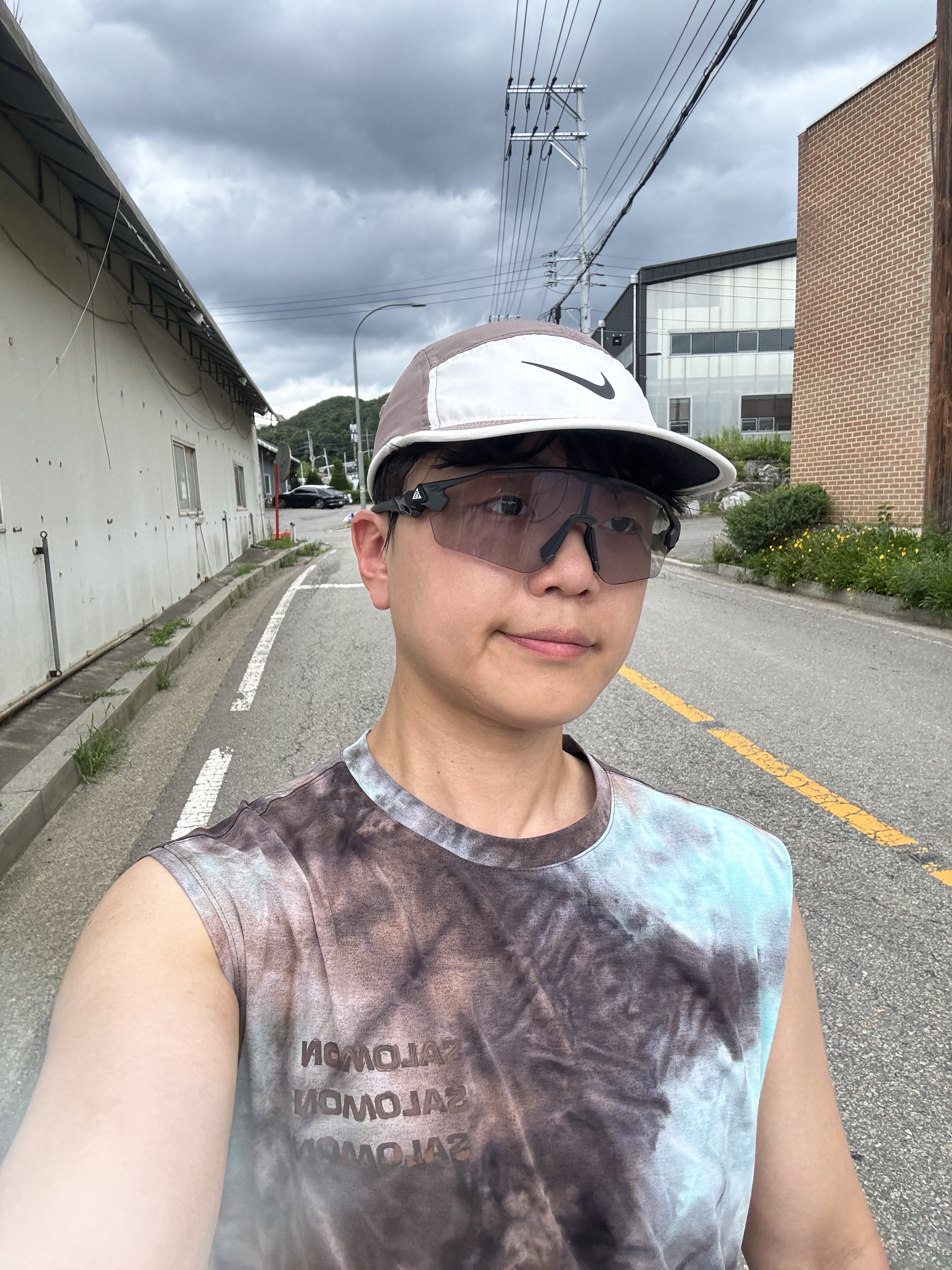 Nike ACG Vista Peak Terrain Tint Sunglasses College Grey 착용 스타일