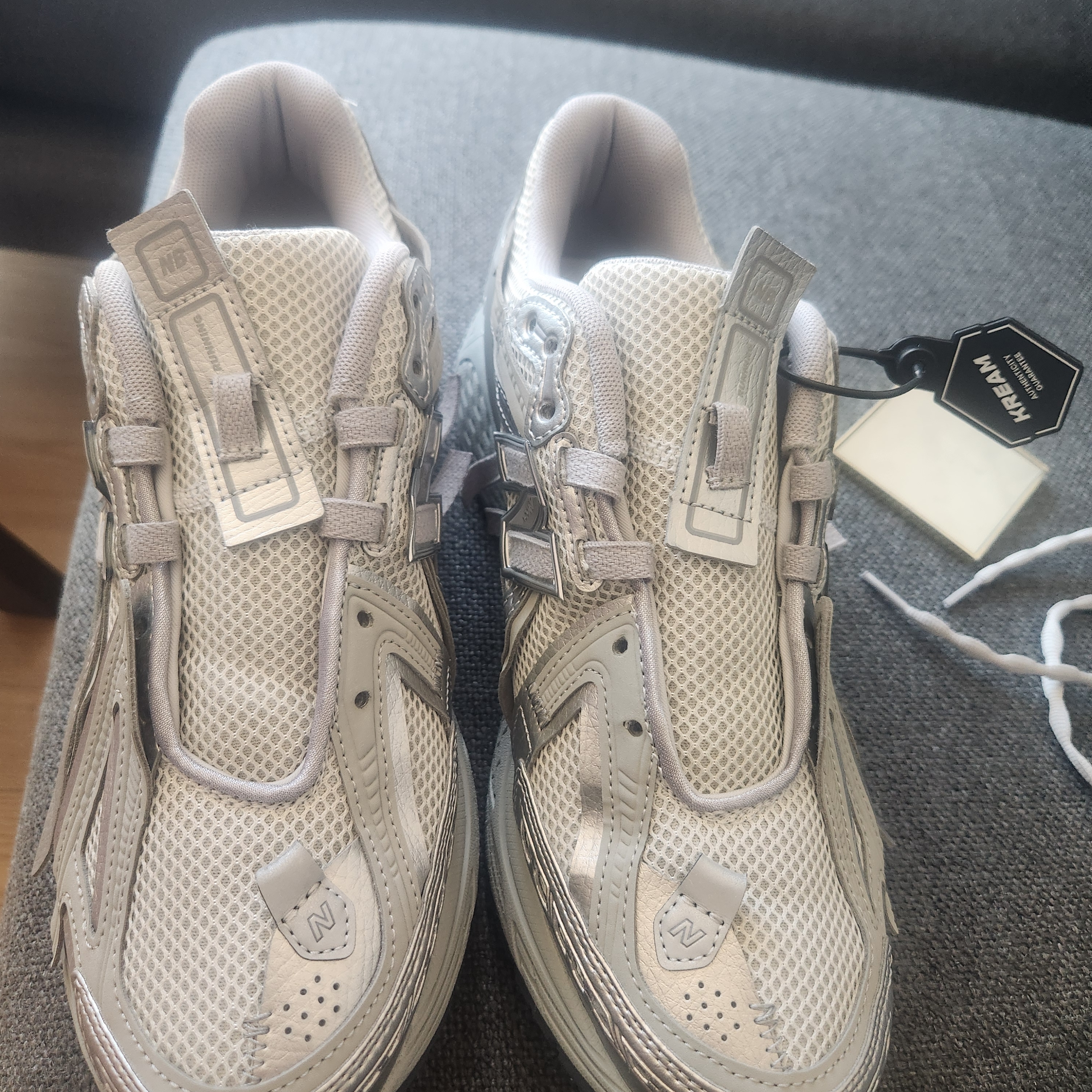 New Balance 1906A Concrete Silver Metallic 착용 스타일 - 3