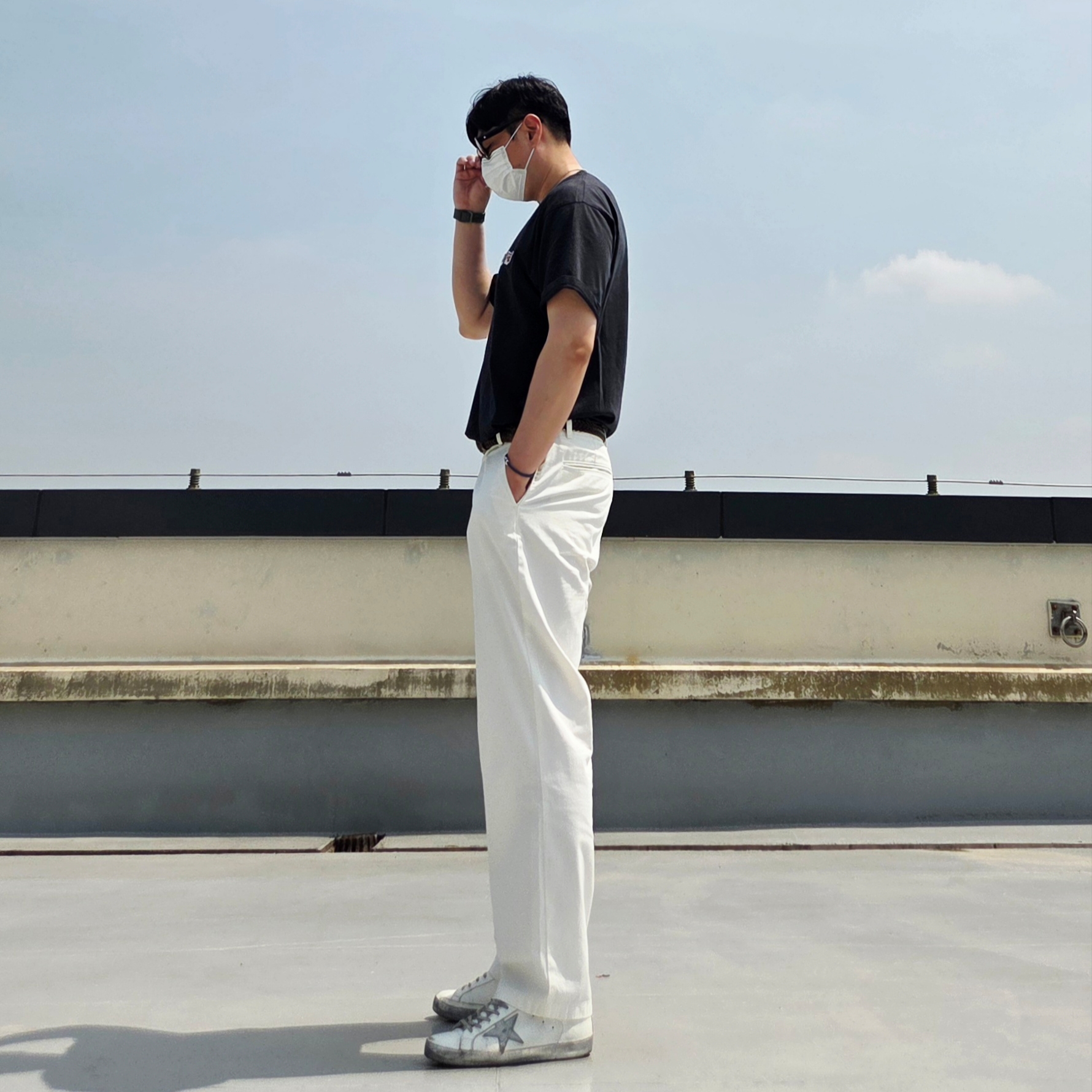 Maison Kitsune Double Fox Head Patch Classic T-Shirt Anthracite, Golden Goose Superstar White Silver Heel Tab Sneakers 착용 스타일 - 5