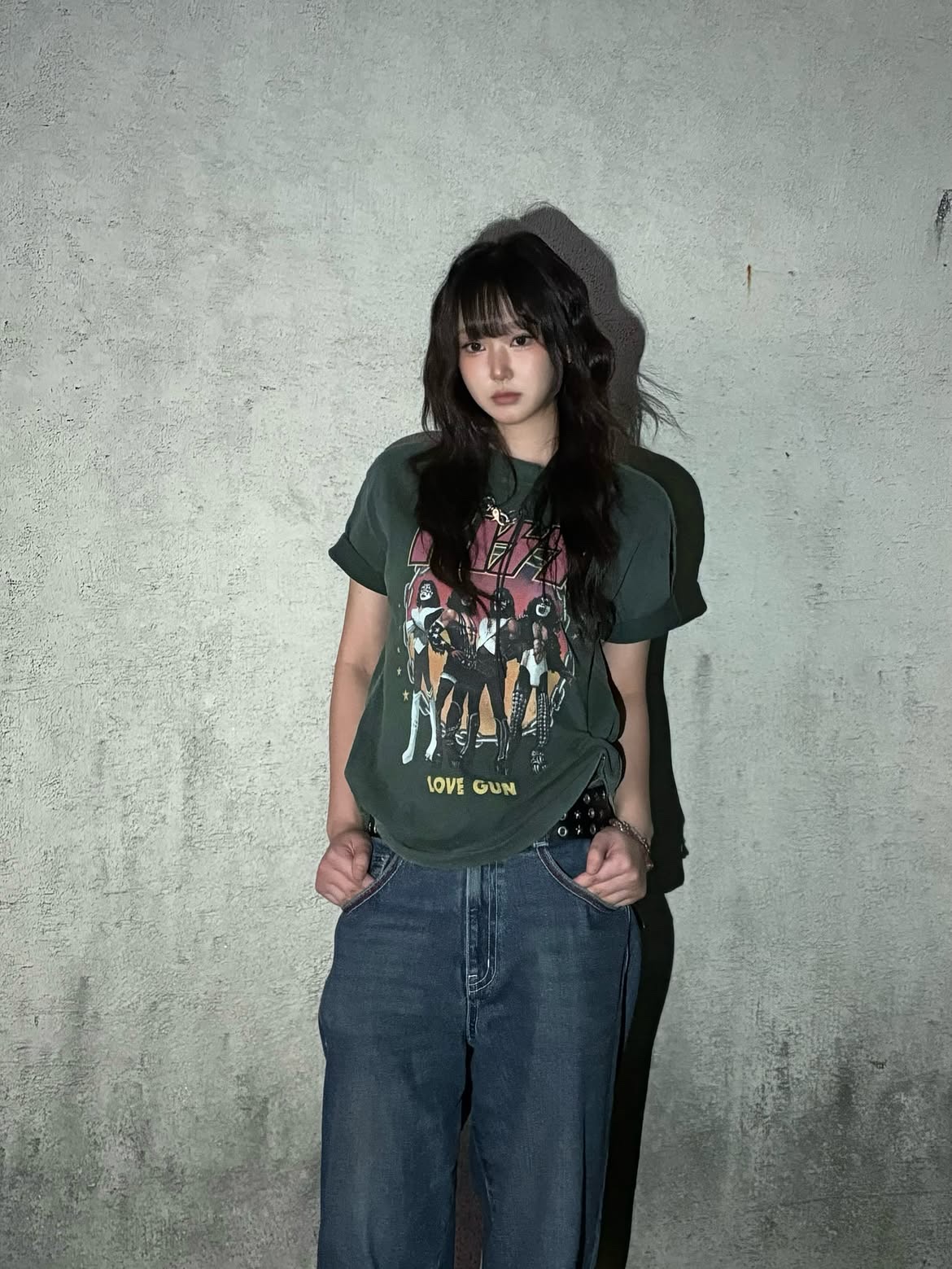 MAINBOOTH X KISS Love Gun T-shirt Deep Green 착용 스타일 - 1