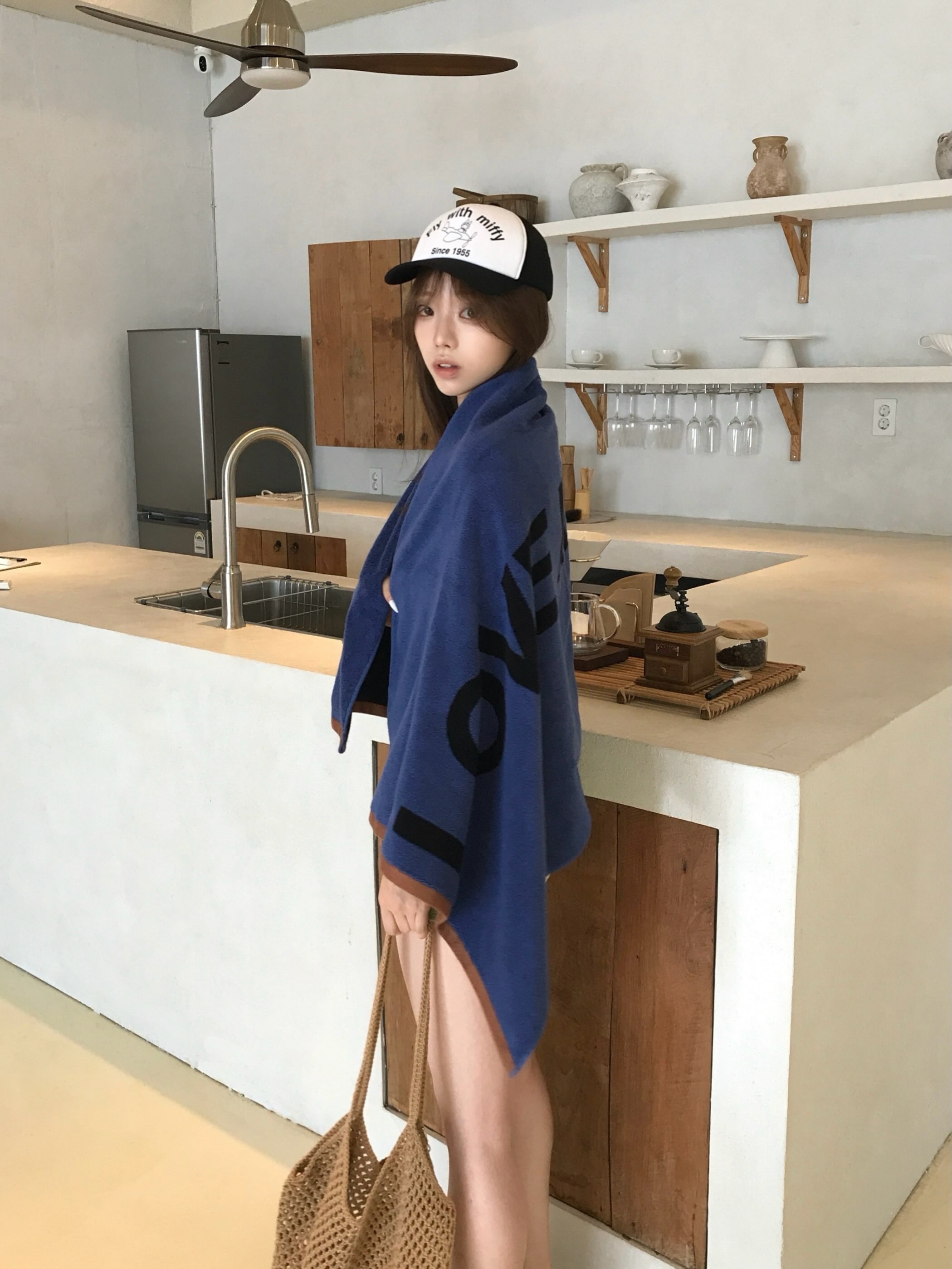 MILLO WOMEN x miffy Airborne Miffy Trucker Cap Black, MILLO WOMEN x miffy Love Myself Beach Towel Blue 착용 스타일 - 4