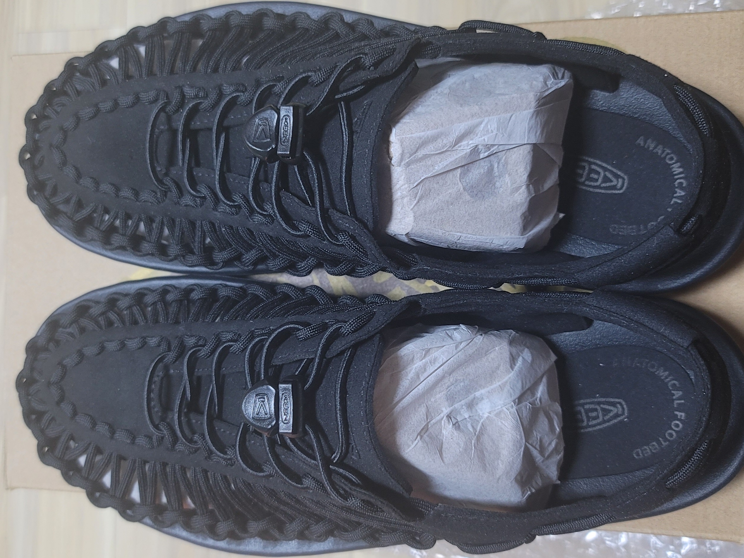 Keen Uneek Sandals Black 착용 스타일