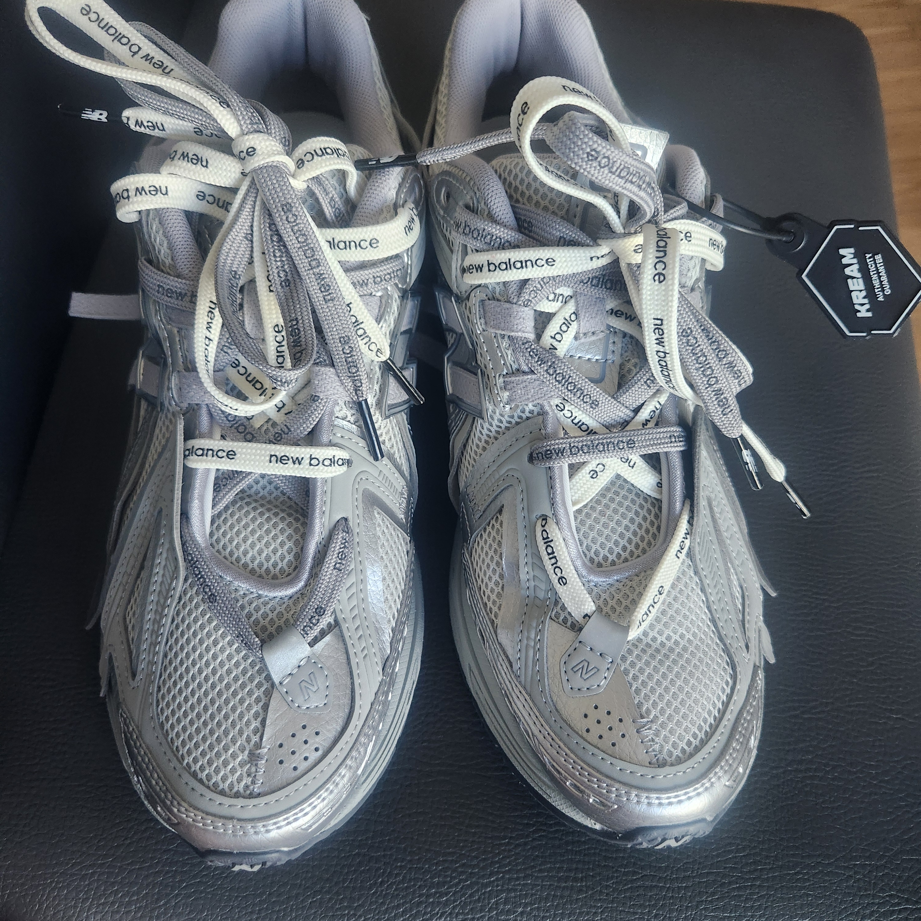 New Balance 1906A Concrete Silver Metallic 착용 스타일 - 2