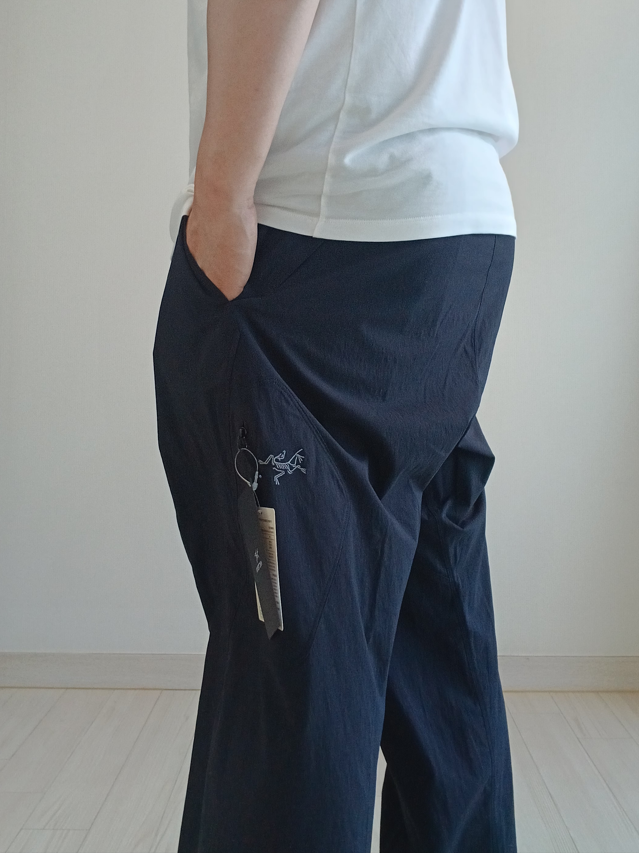 Arc'teryx Kragg SL Cotton Bird Word SS T-Shirt White Light Black, Arc'teryx Konseal Pants Black 착용 스타일 - 2