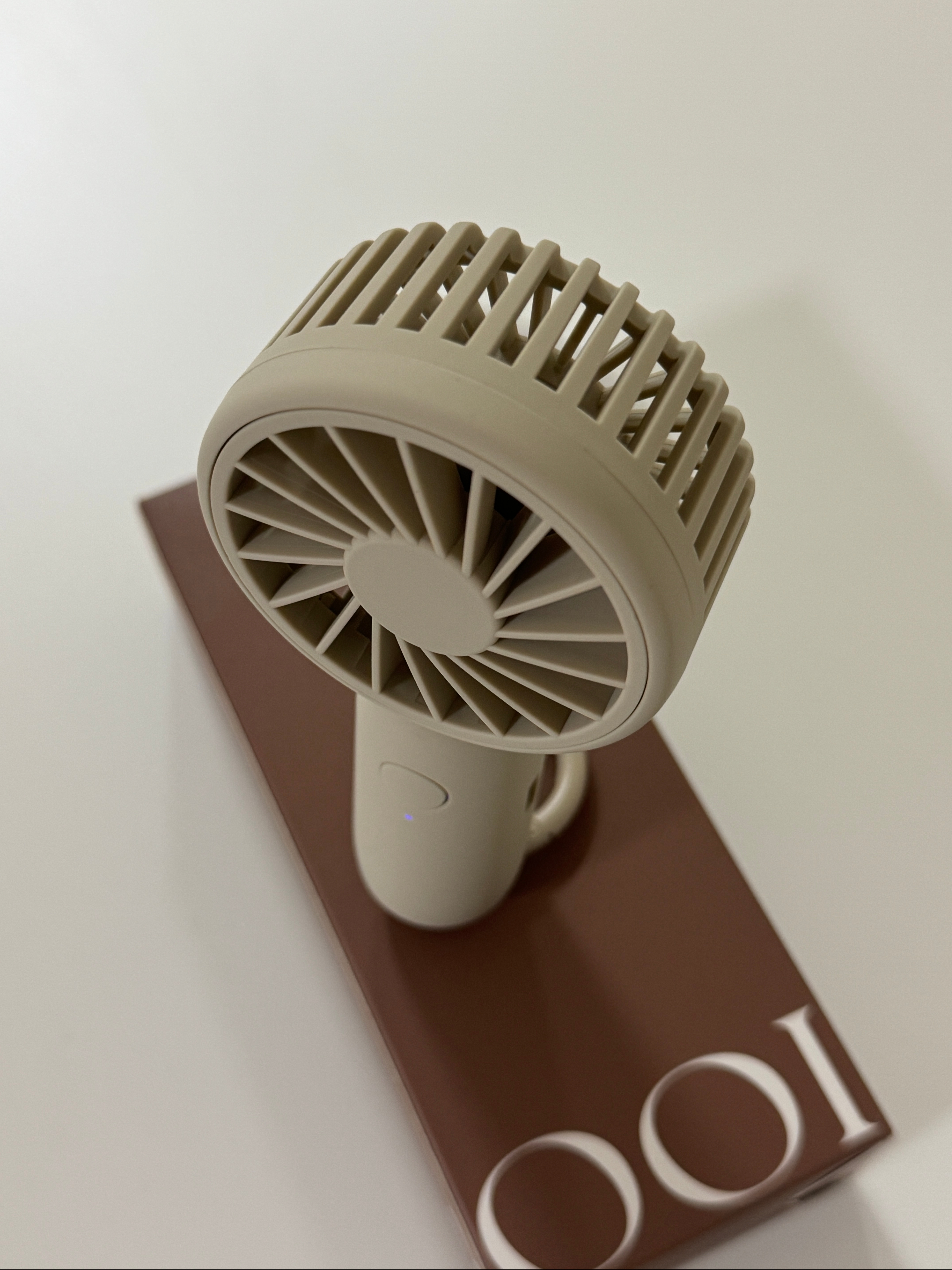 BOOIE Color Mini Fan 착용 스타일 - 1