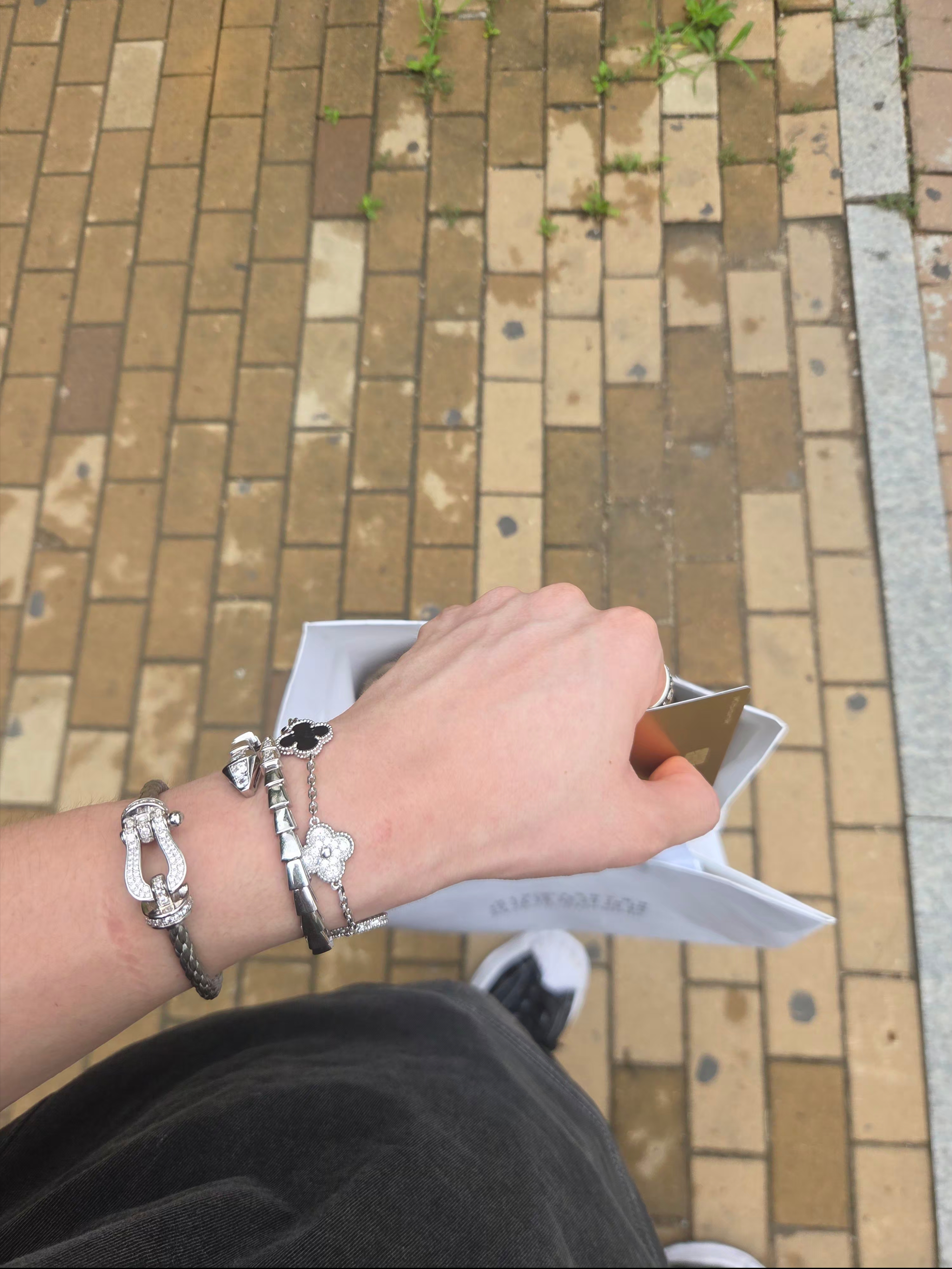 Maison Mihara Yasuhiro Blakey OG Sole Canvas Low-top Sneakers Black White, Van Cleef & Arpels Vintage Alhambra Bracelet 5 Motifs 18K White Gold Diamond Onyx 착용 스타일