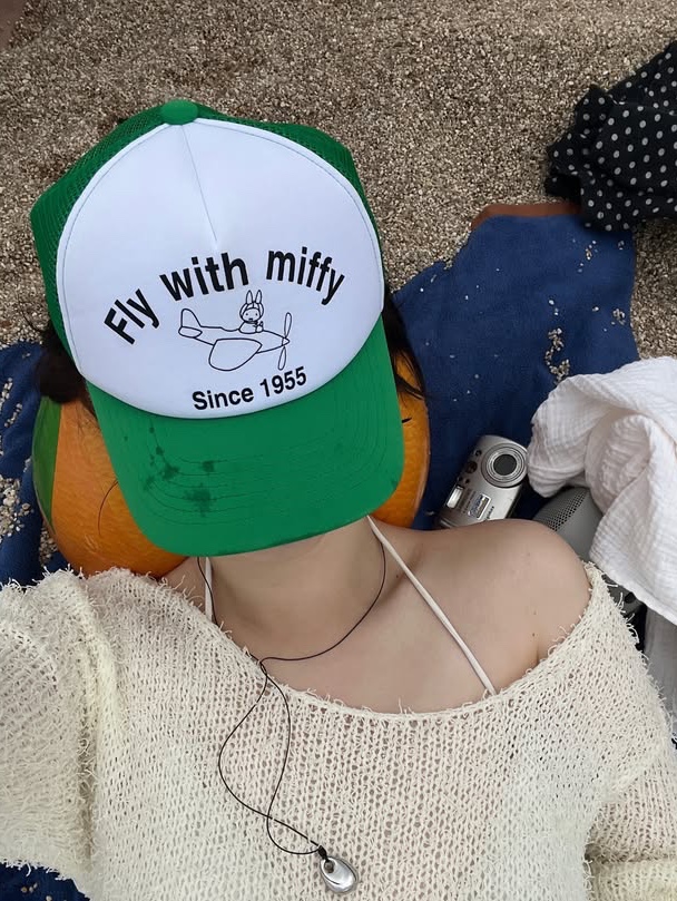 MILLO WOMEN x miffy Airborne Miffy Trucker Cap Green, MILLO WOMEN x miffy Love Myself Beach Towel Blue 착용 스타일 - 3