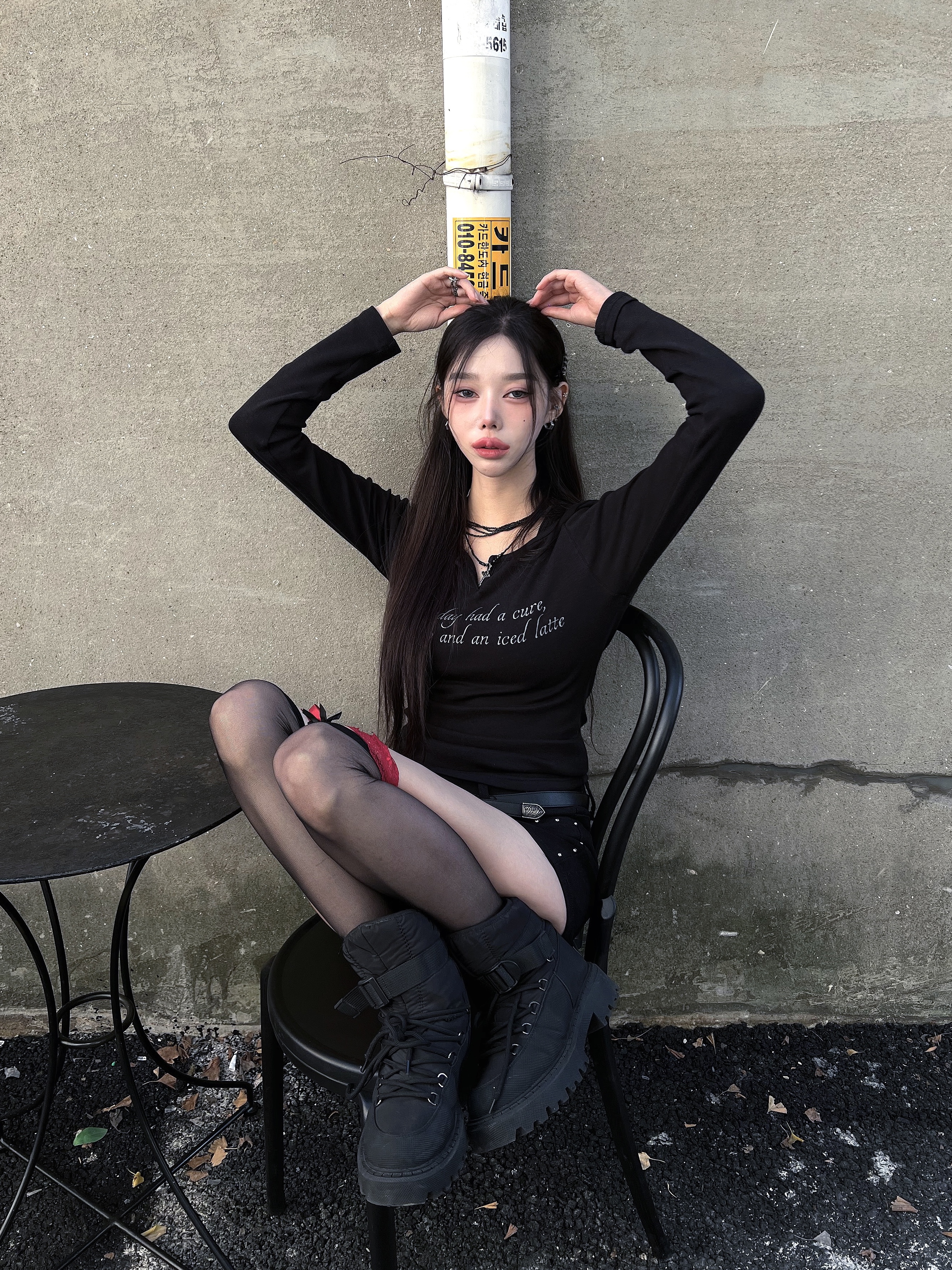 mihev Neck Cut Detail Print Long Sleeve Black 착용 스타일 - 3