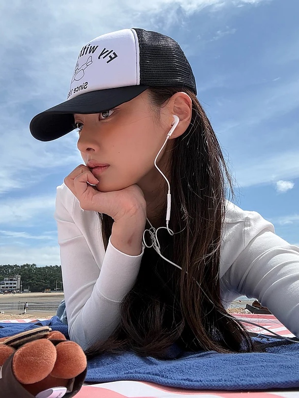 MILLO WOMEN x miffy Airborne Miffy Trucker Cap Black, MILLO WOMEN x miffy Brown Miffy Key Ring Brown 착용 스타일 - 2