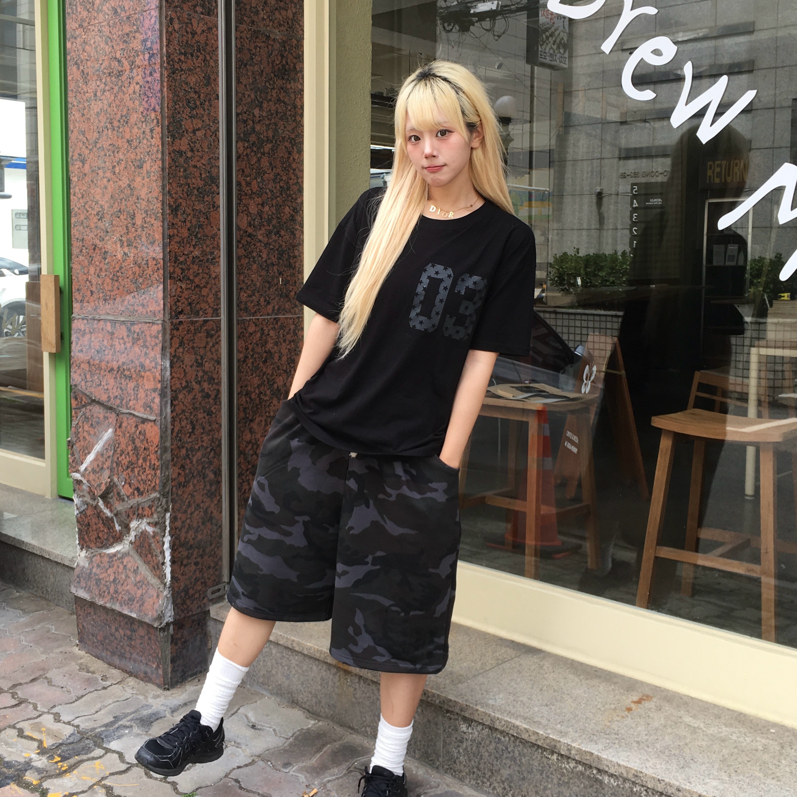 AMOU Camo One Tuck Bermuda Pants Charcoal, AMOU Camo One Tuck Bermuda Pants Beige 착용 스타일 - 3