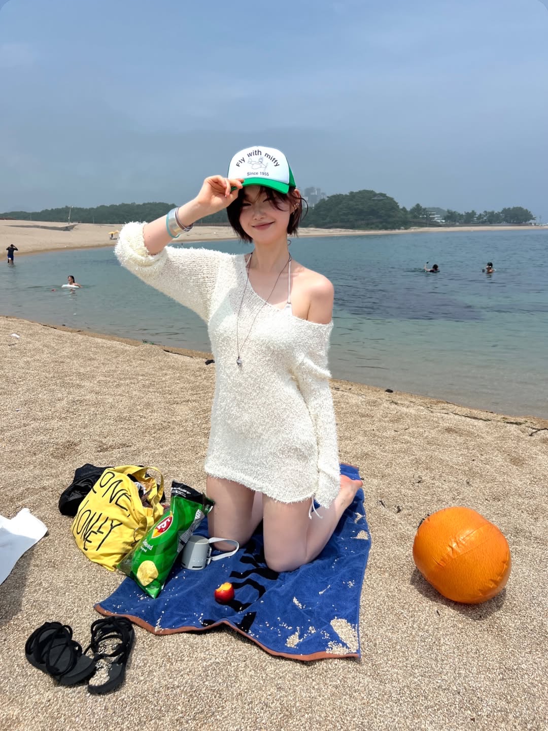MILLO WOMEN x miffy Airborne Miffy Trucker Cap Green, MILLO WOMEN x miffy Love Myself Beach Towel Blue 착용 스타일 - 1