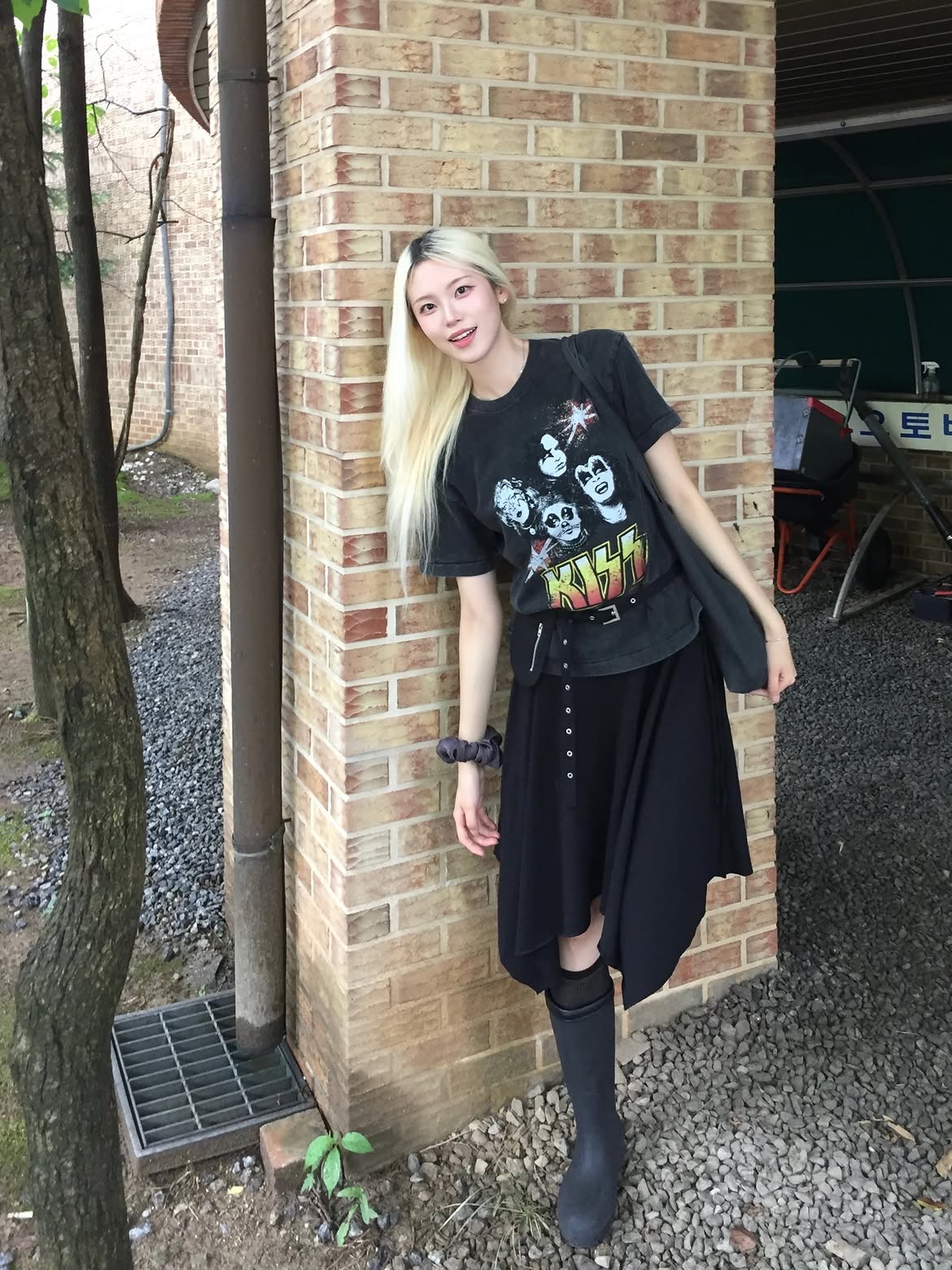 MAINBOOTH X KISS Firework T-shirt Charcoal 착용 스타일 - 6