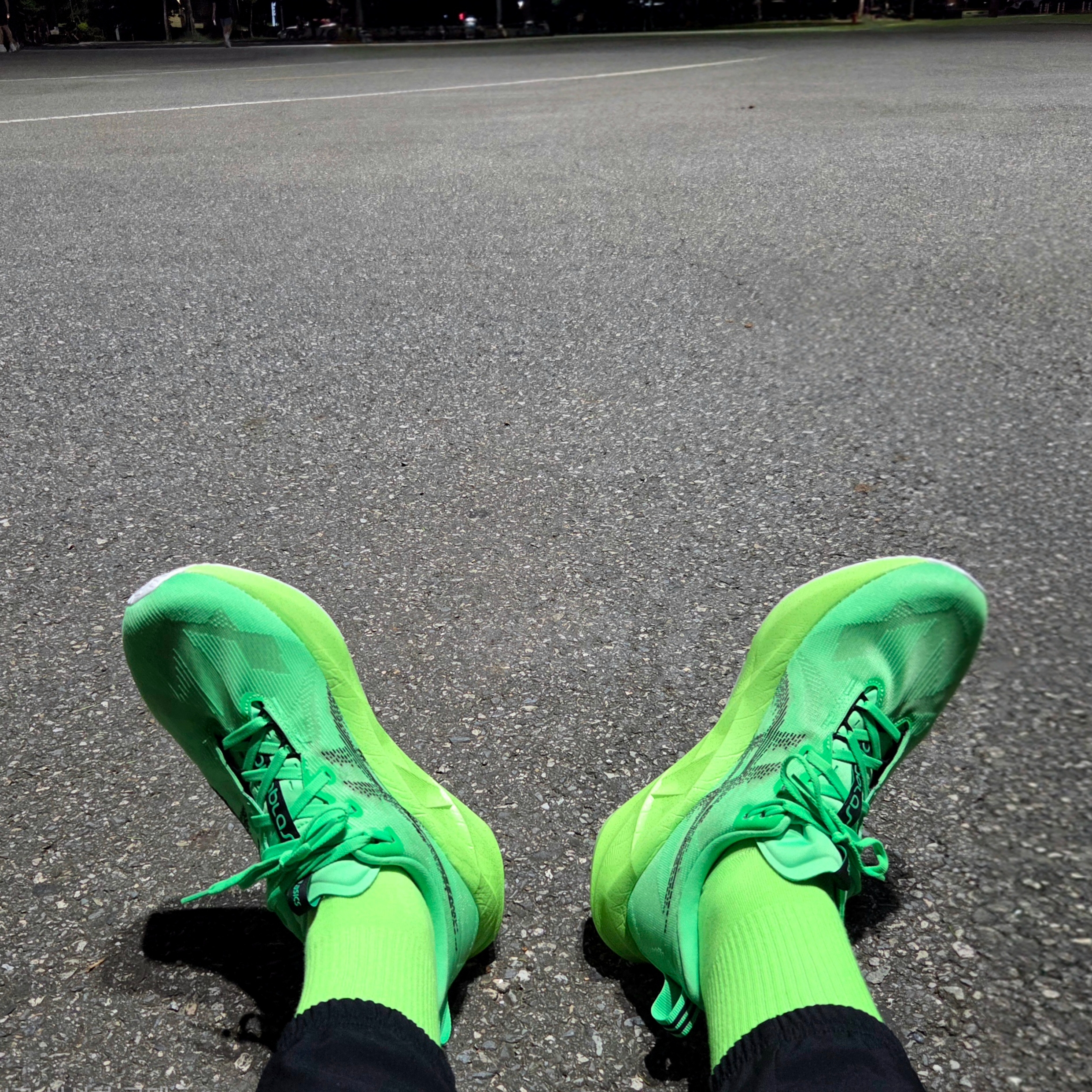 Asics Novablast 5 Ekiden Vital Green Black 착용 스타일