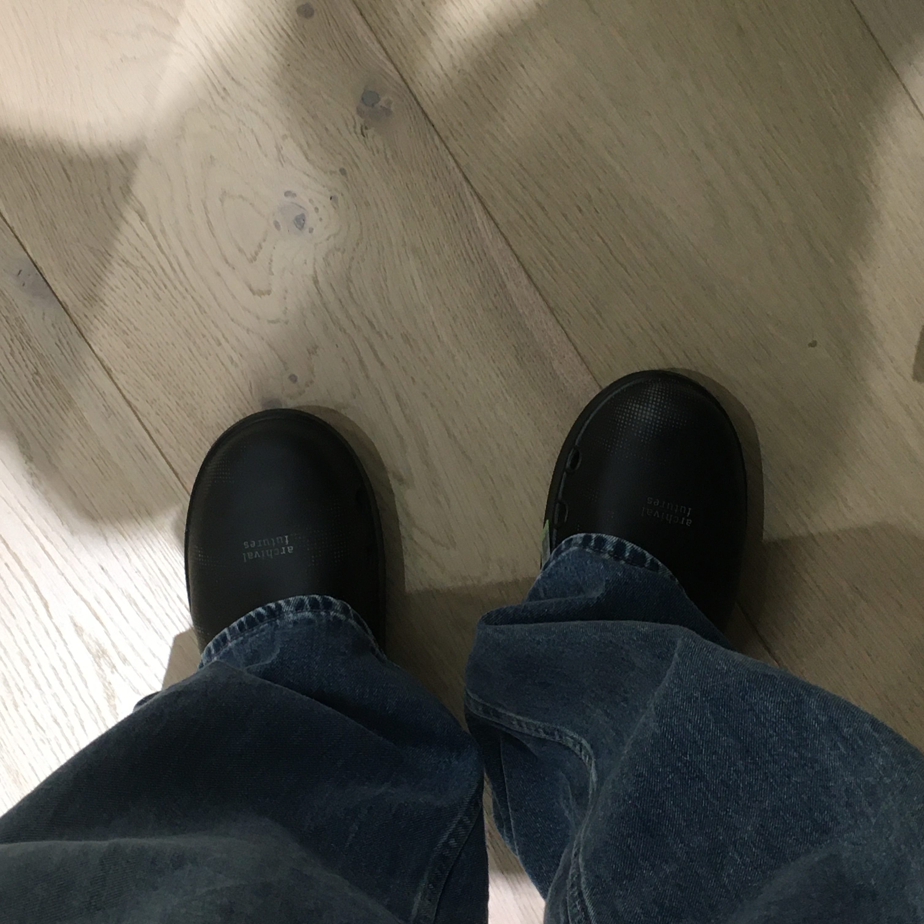 Polyteru x Oofos OOcloog Black 착용 스타일 - 1