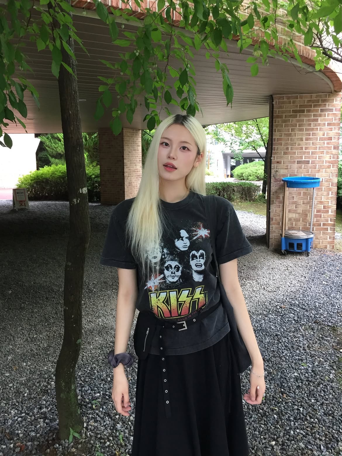 MAINBOOTH X KISS Firework T-shirt Charcoal 착용 스타일 - 2