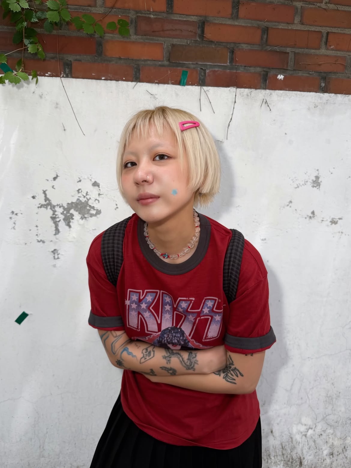 MAINBOOTH X KISS USA Logo T-shirt Red 착용 스타일 - 3
