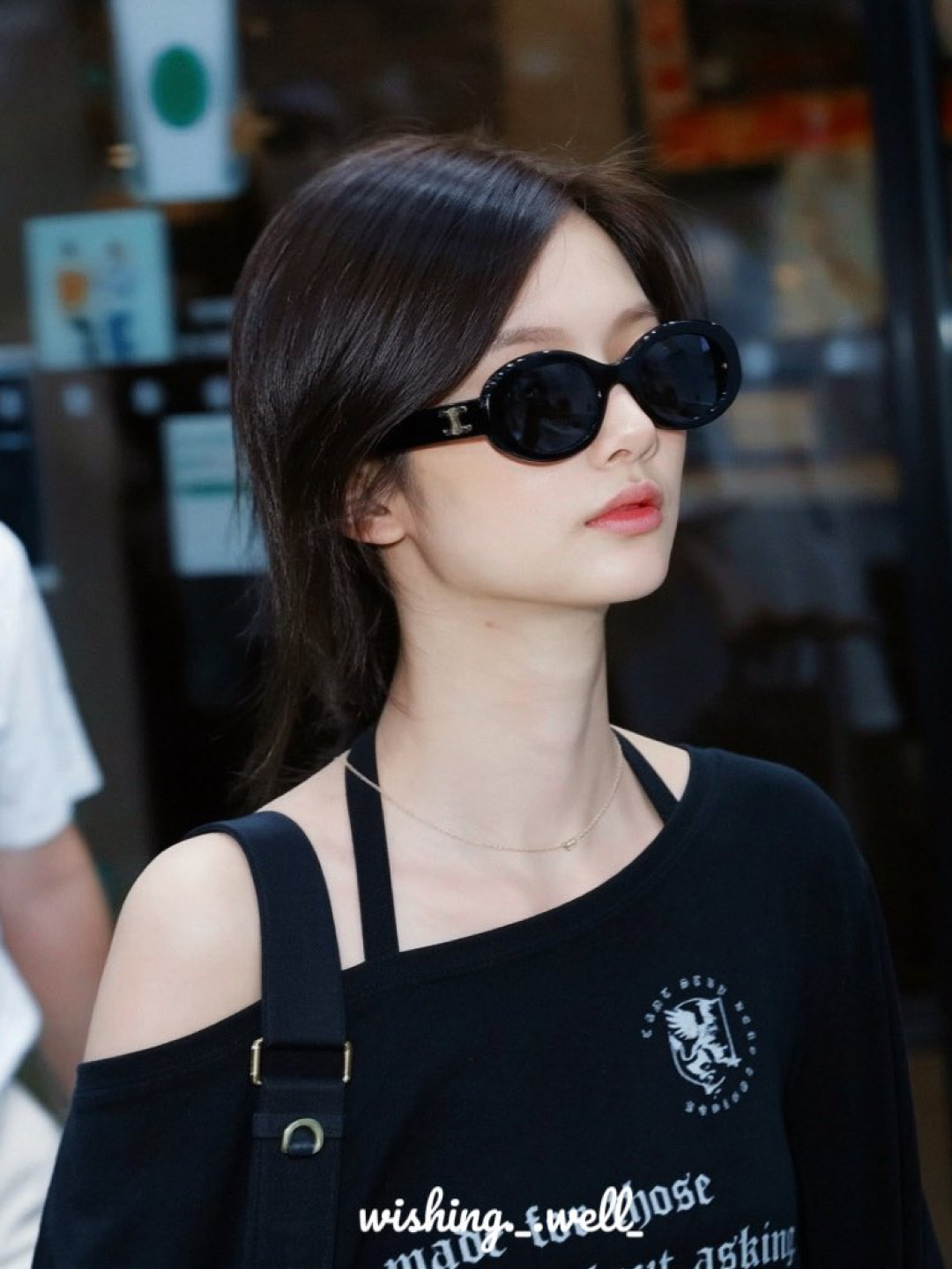 (W) Celine Triomphe 01 Sunglasses in Acetate Black, (W) Celine Triomphe 01 Sunglasses in Acetate Blonde Havana 착용 스타일 - 4