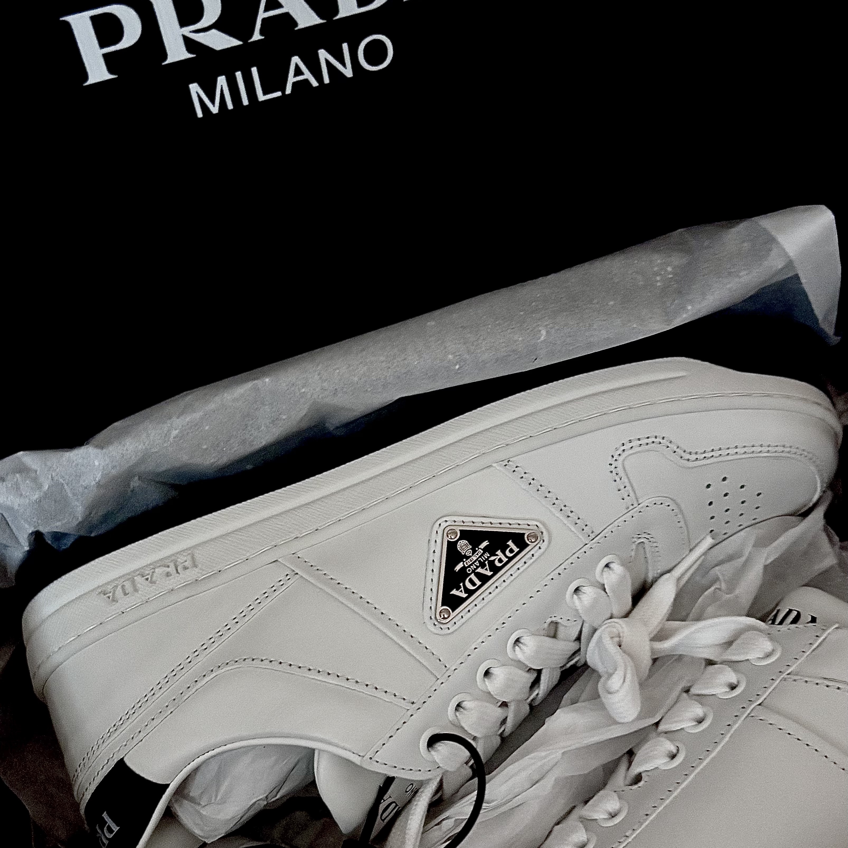 (W) Prada Downtown Perforated Leather Sneakers White Black 착용 스타일
