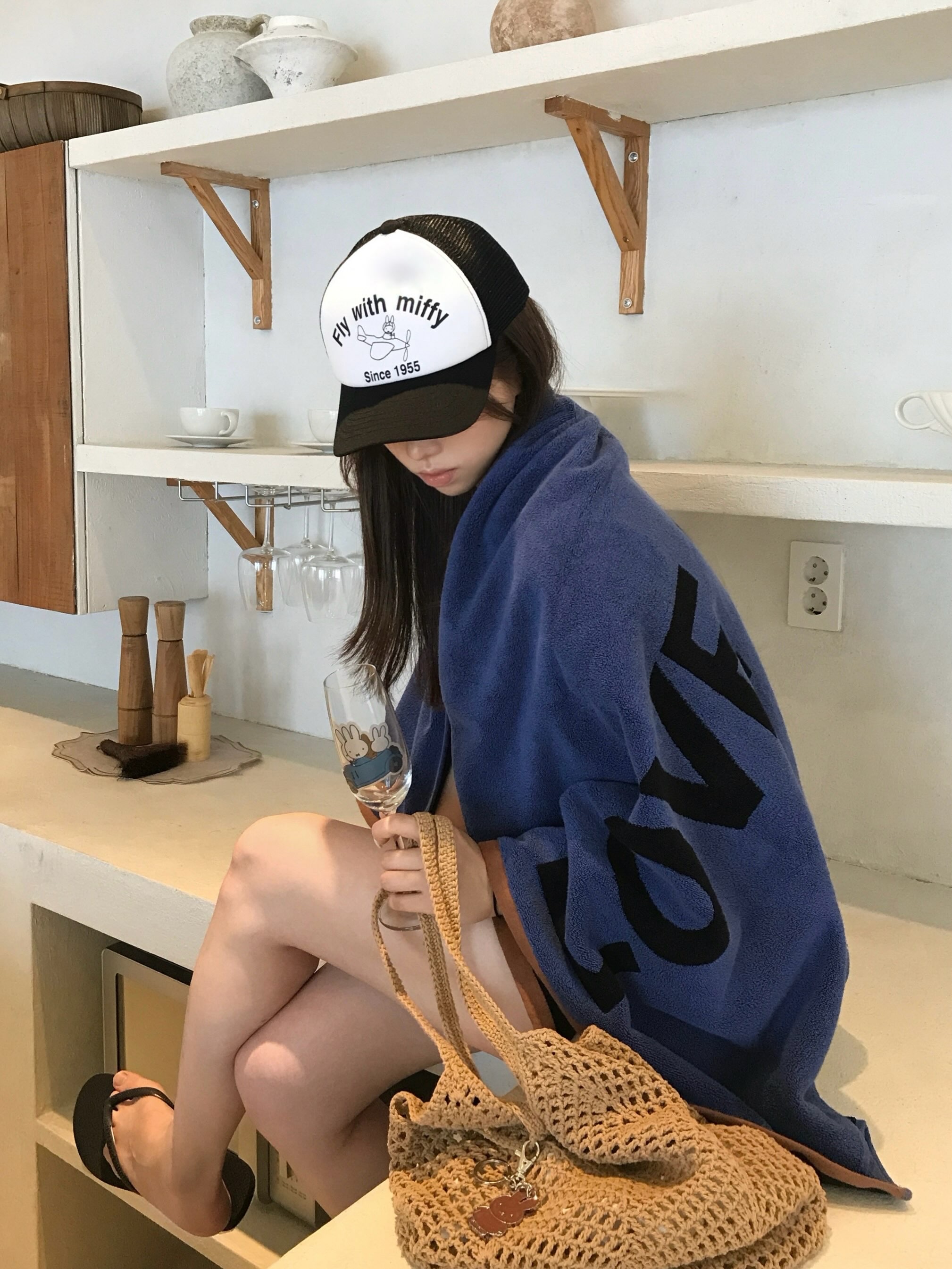 MILLO WOMEN x miffy Airborne Miffy Trucker Cap Black, MILLO WOMEN x miffy Love Myself Beach Towel Blue 착용 스타일 - 2