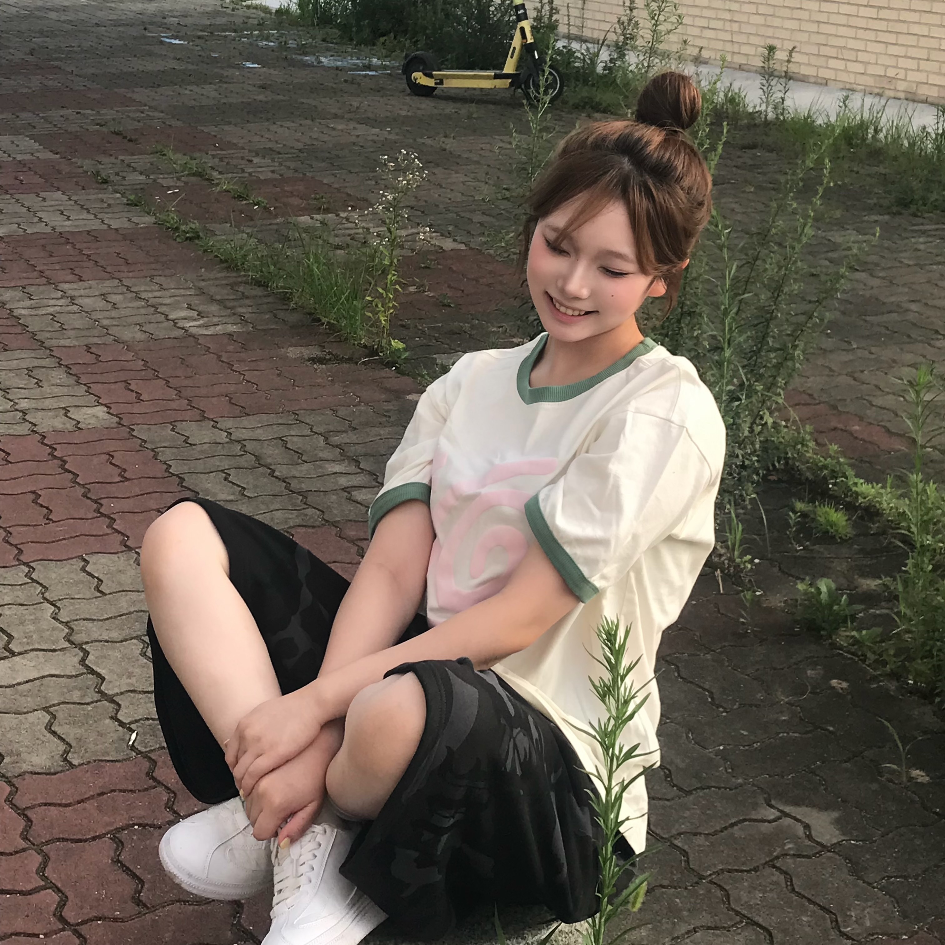 AMOU Molly Ringer T-Shirts Ivory, AMOU Molly Ringer T-Shirts Brown 착용 스타일 - 2