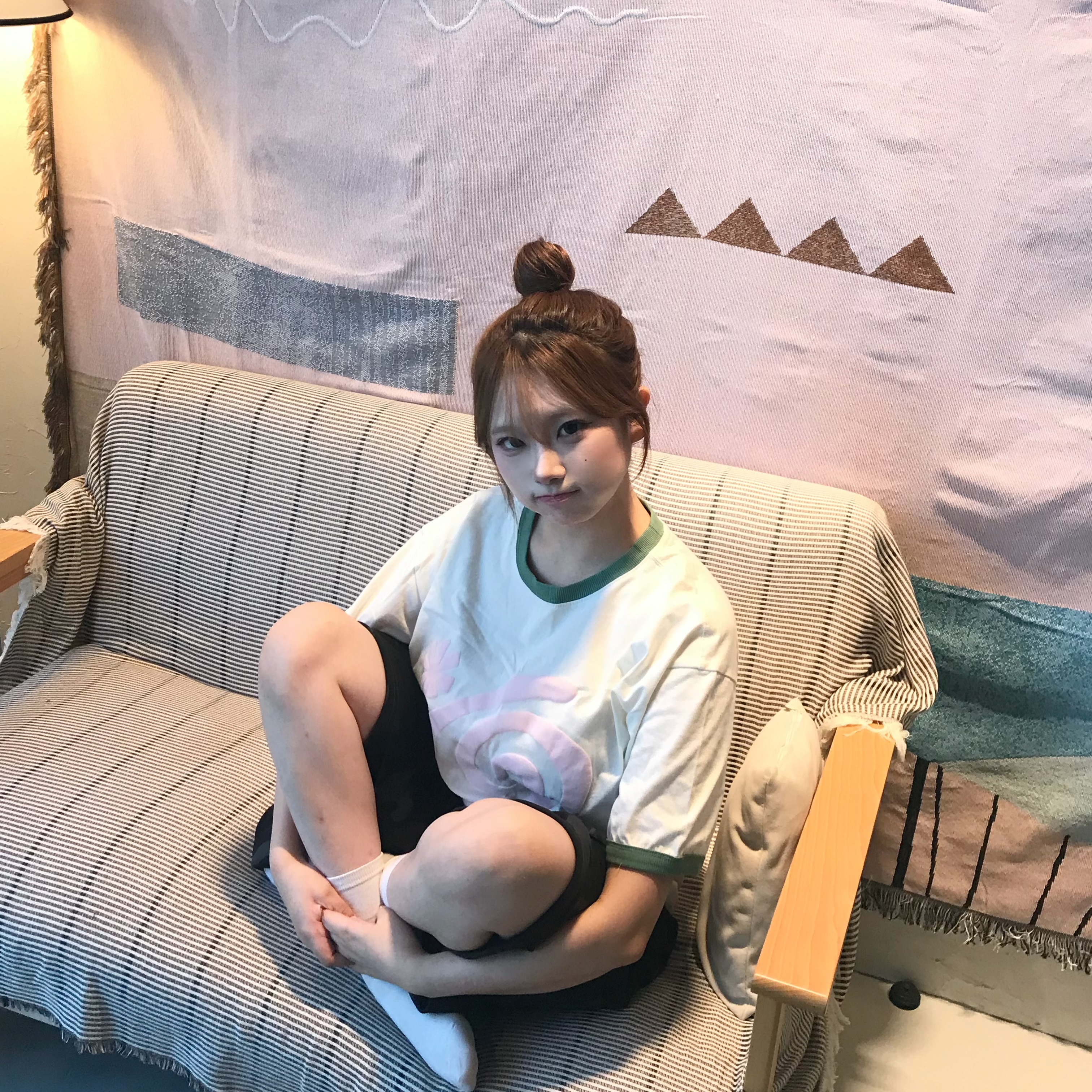 AMOU Molly Ringer T-Shirts Ivory, AMOU Molly Ringer T-Shirts Brown 착용 스타일 - 4