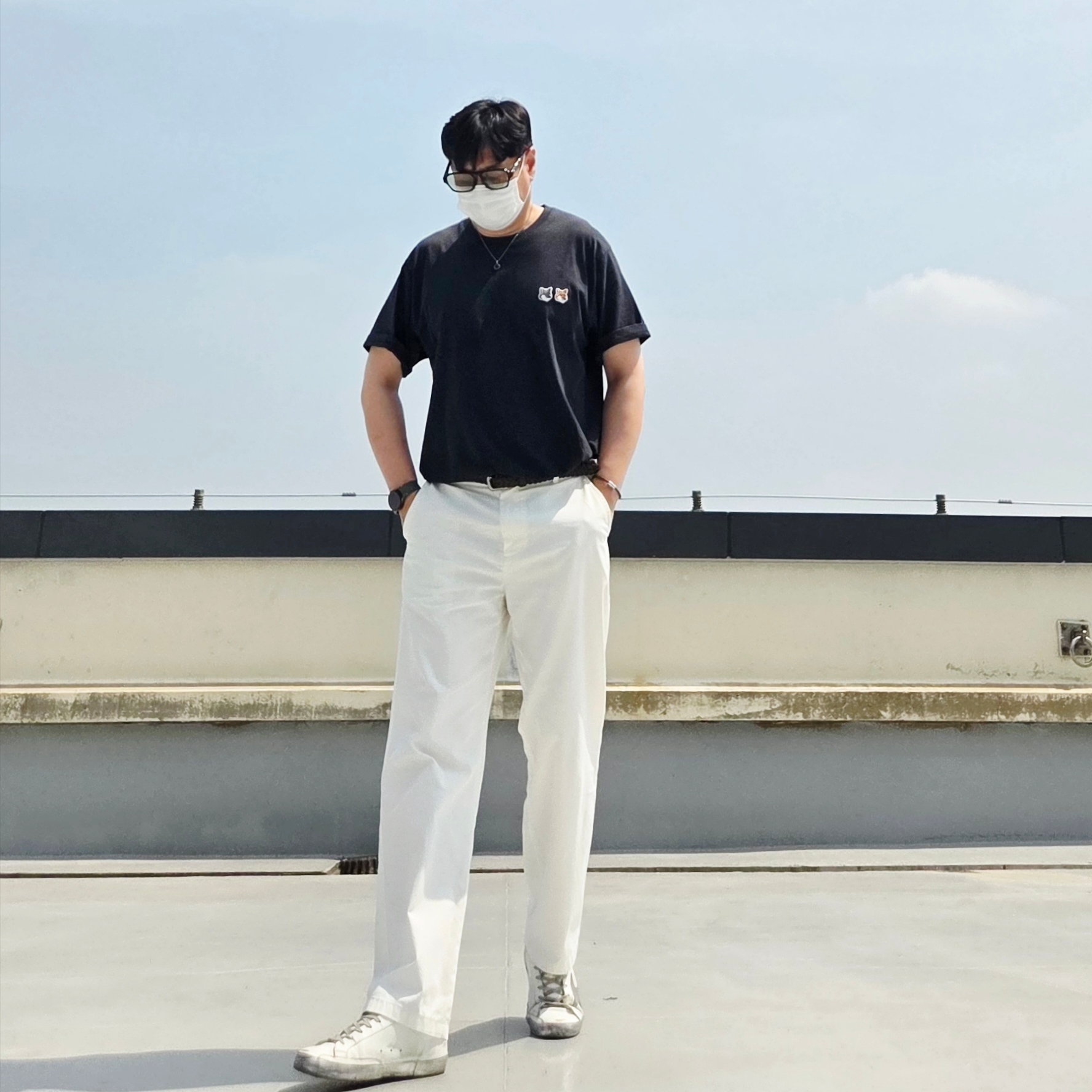 Maison Kitsune Double Fox Head Patch Classic T-Shirt Anthracite, Golden Goose Superstar White Silver Heel Tab Sneakers 착용 스타일 - 3