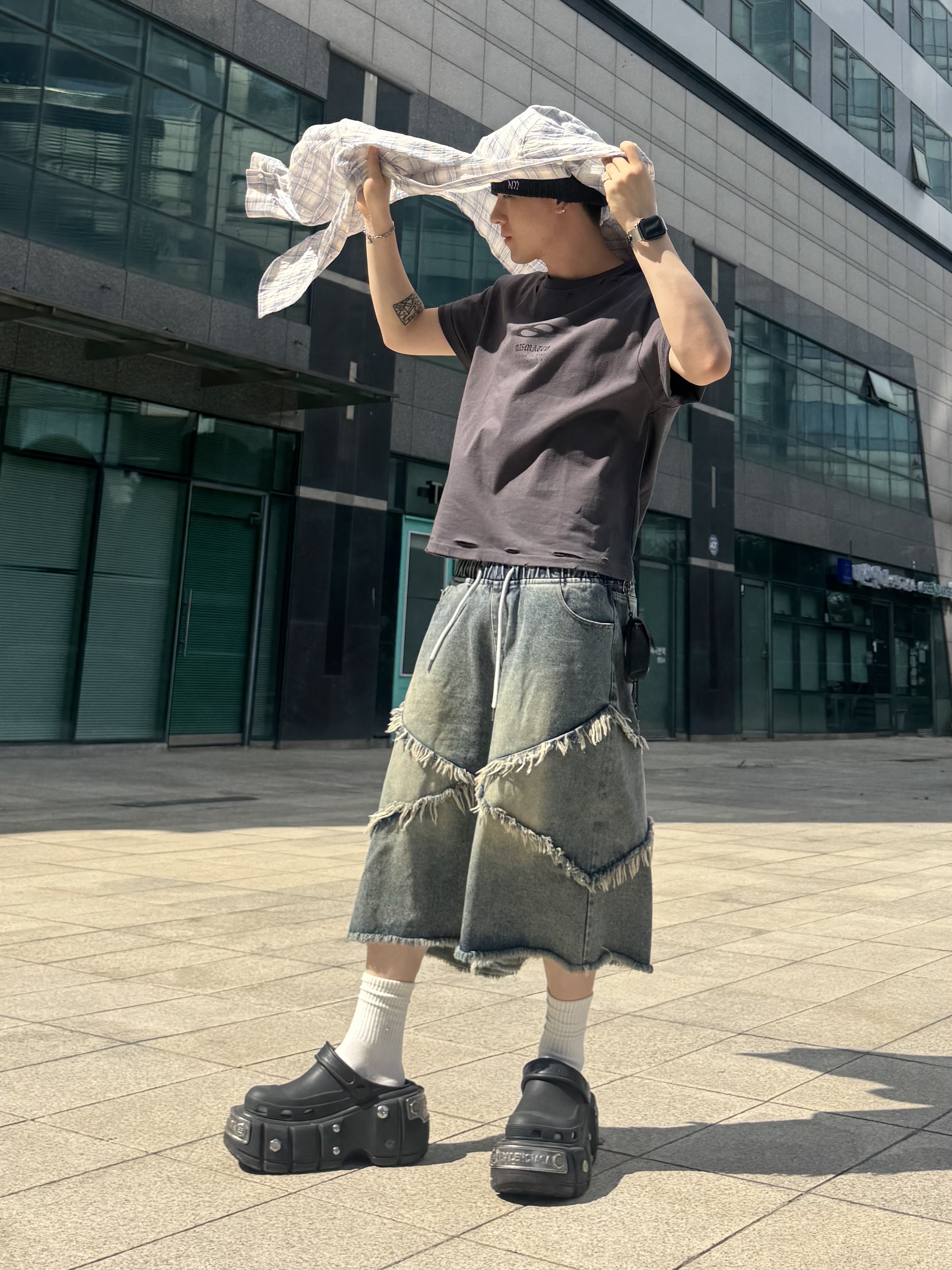 Balenciaga x Crocs Hardcrocs Slide Black, MJD Oversized Drippy Shirt Blue 착용 스타일 - 2