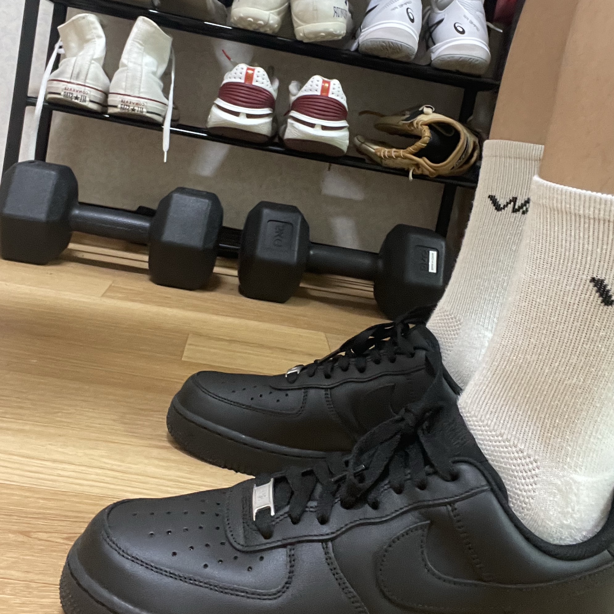 Nike Air Force 1 '07 Low Triple Black 착용 스타일 - 2
