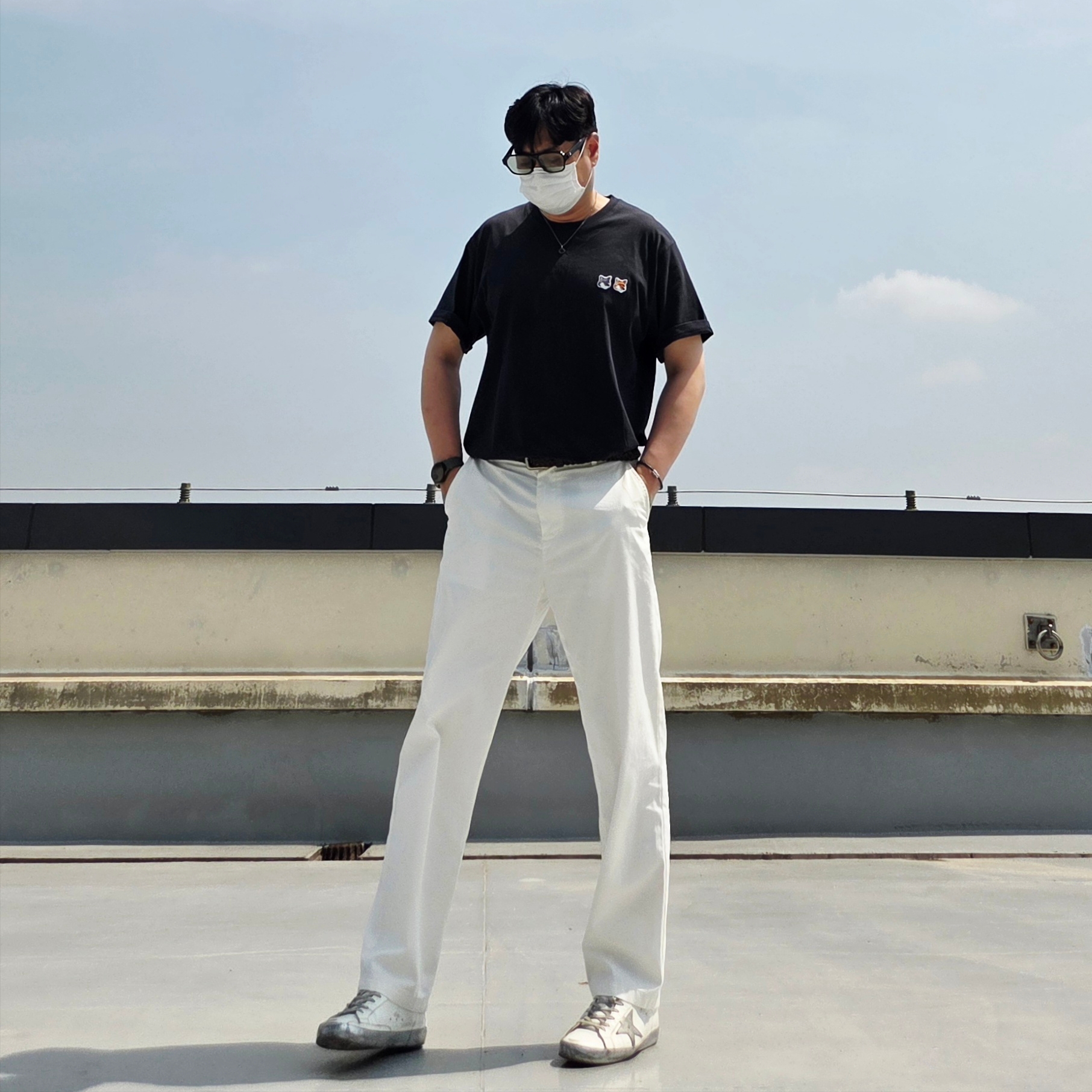 Maison Kitsune Double Fox Head Patch Classic T-Shirt Anthracite, Golden Goose Superstar White Silver Heel Tab Sneakers 착용 스타일 - 1