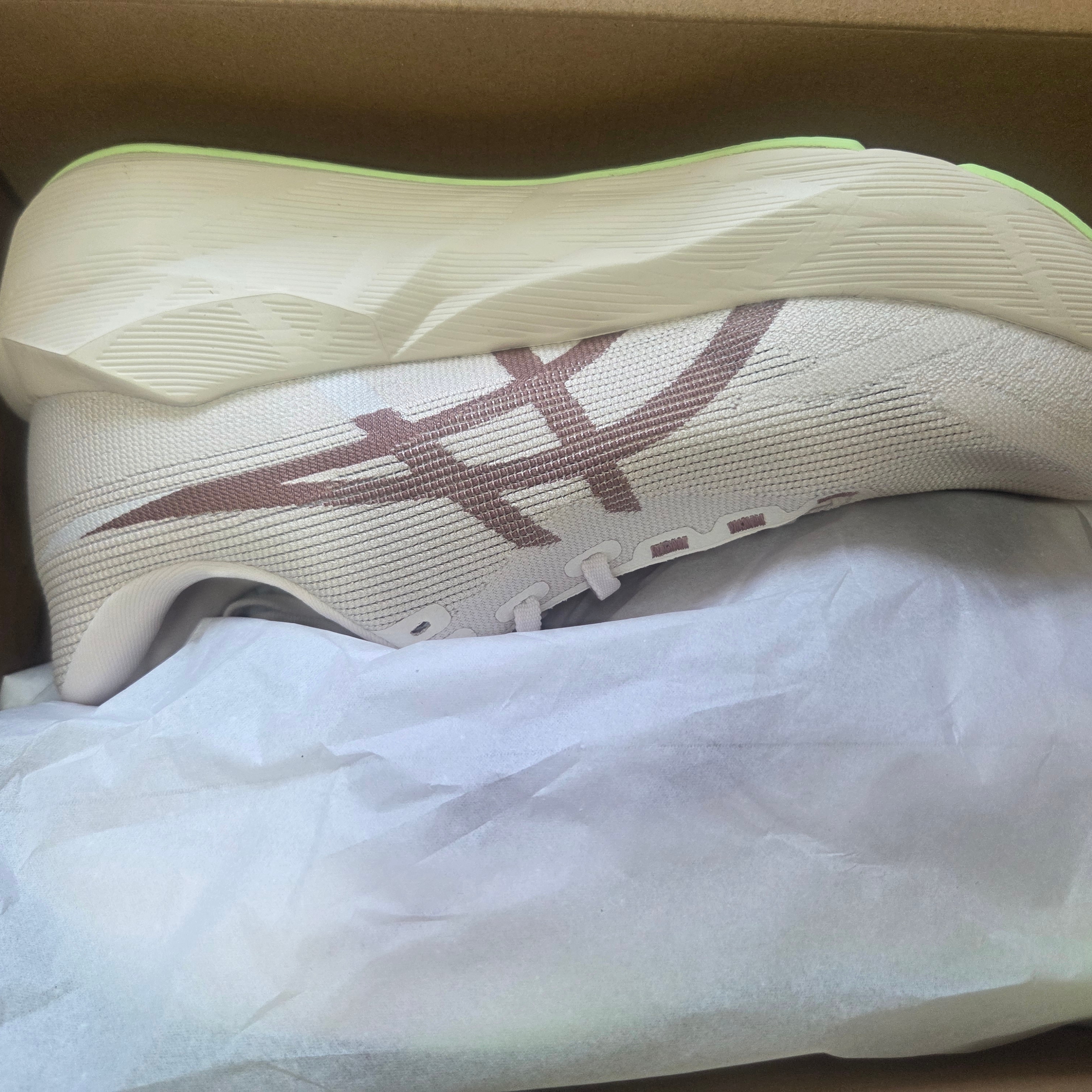 Asics Novablast 6 Rose Dust Illuminate Yellow 착용 스타일