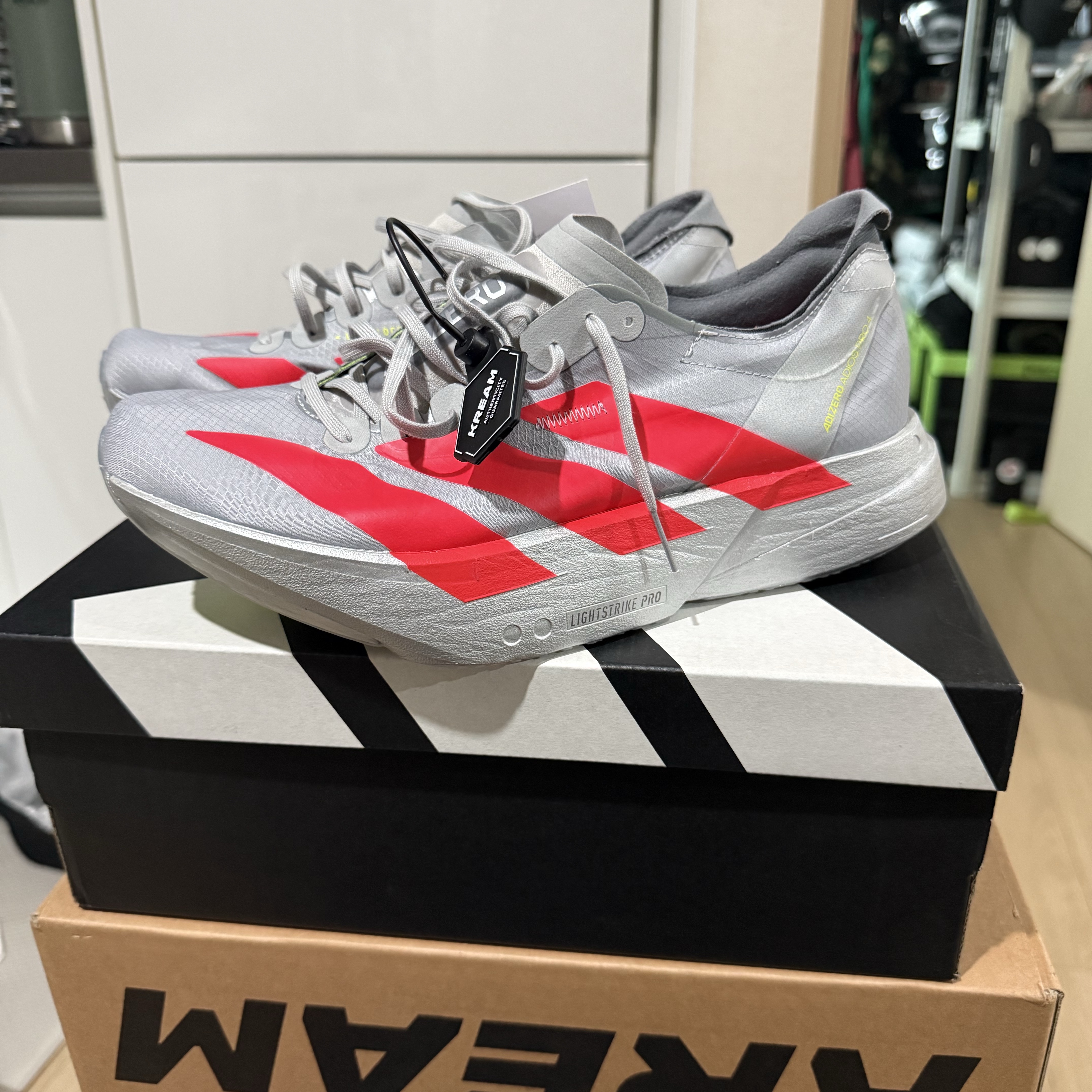 Adidas Adizero Adios Pro 4 Silver Metallic Lucid Red 착용 스타일