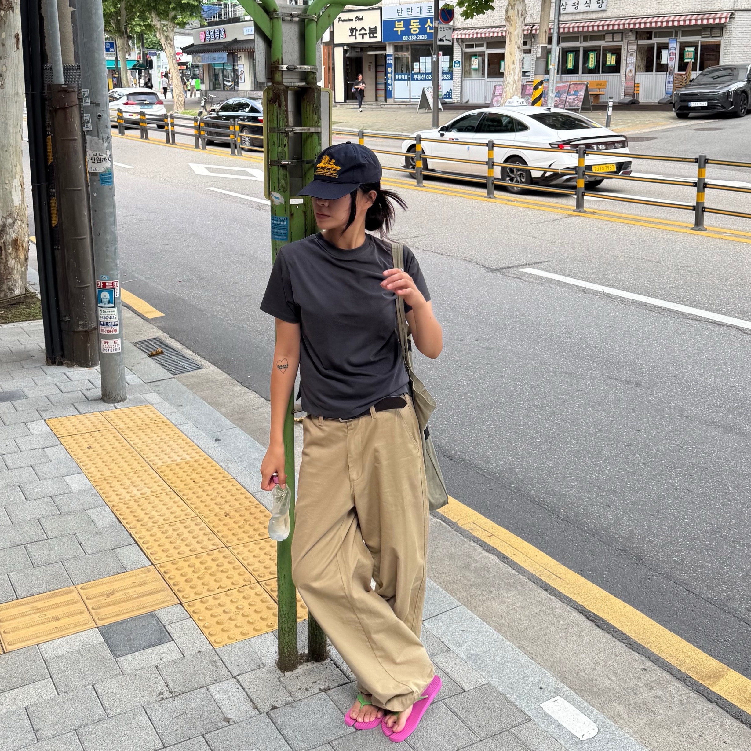 Millo Archive Poid Chino Pants Beige, Millo Archive Poid Chino Pants Black 착용 스타일 - 4