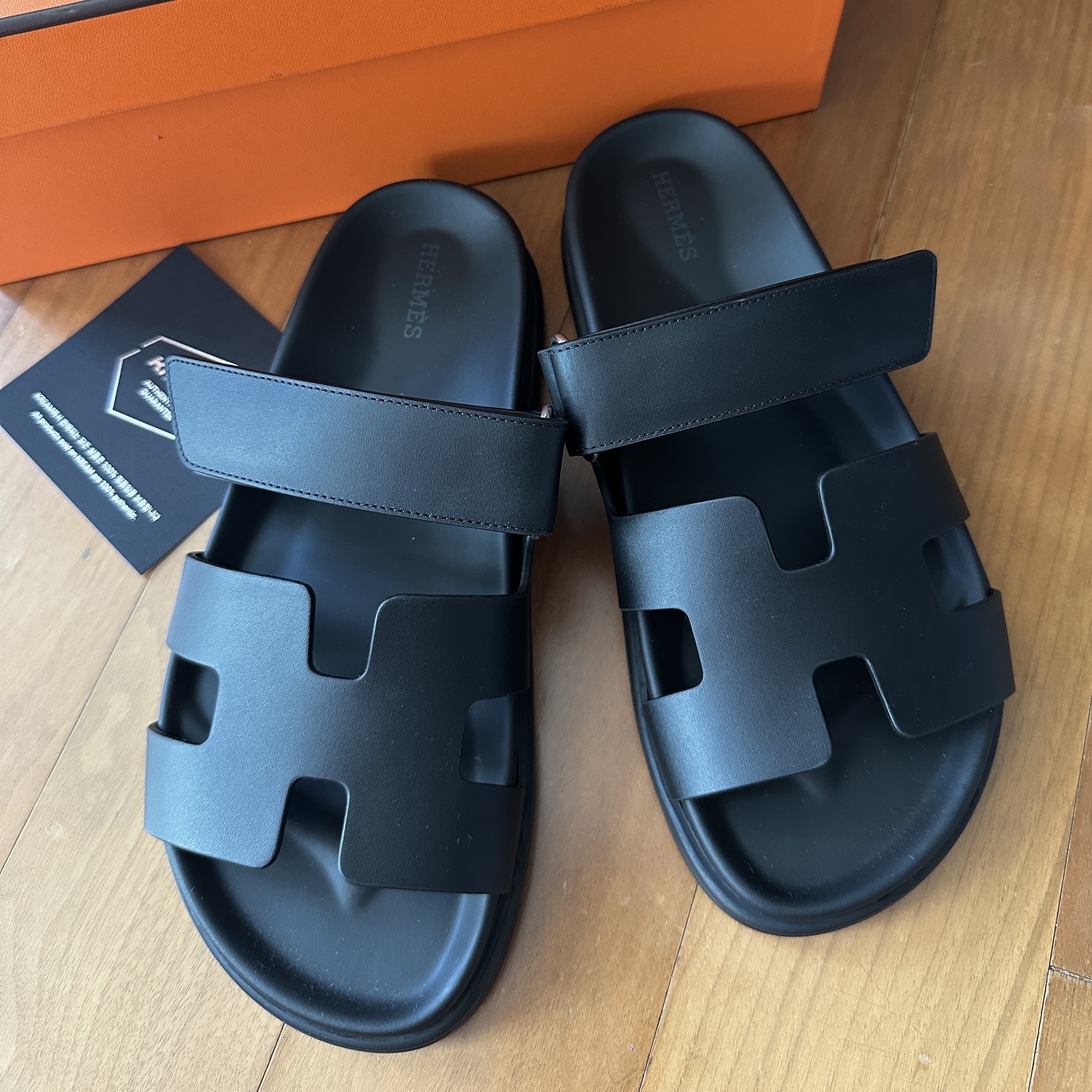 (W) Hermes Chypre Sandal Calfskin & Noir 착용 스타일 - 1