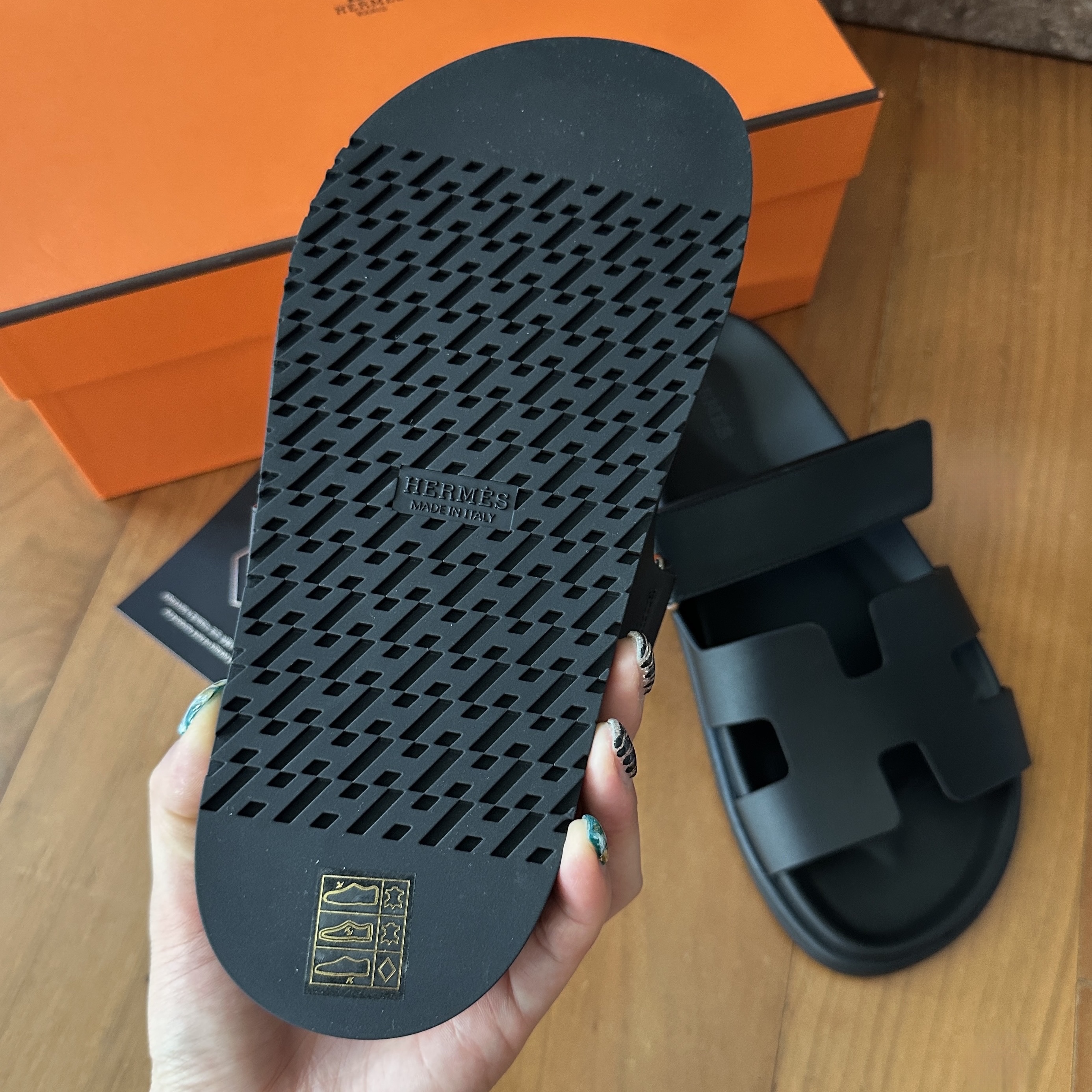 (W) Hermes Chypre Sandal Calfskin & Noir 착용 스타일 - 2