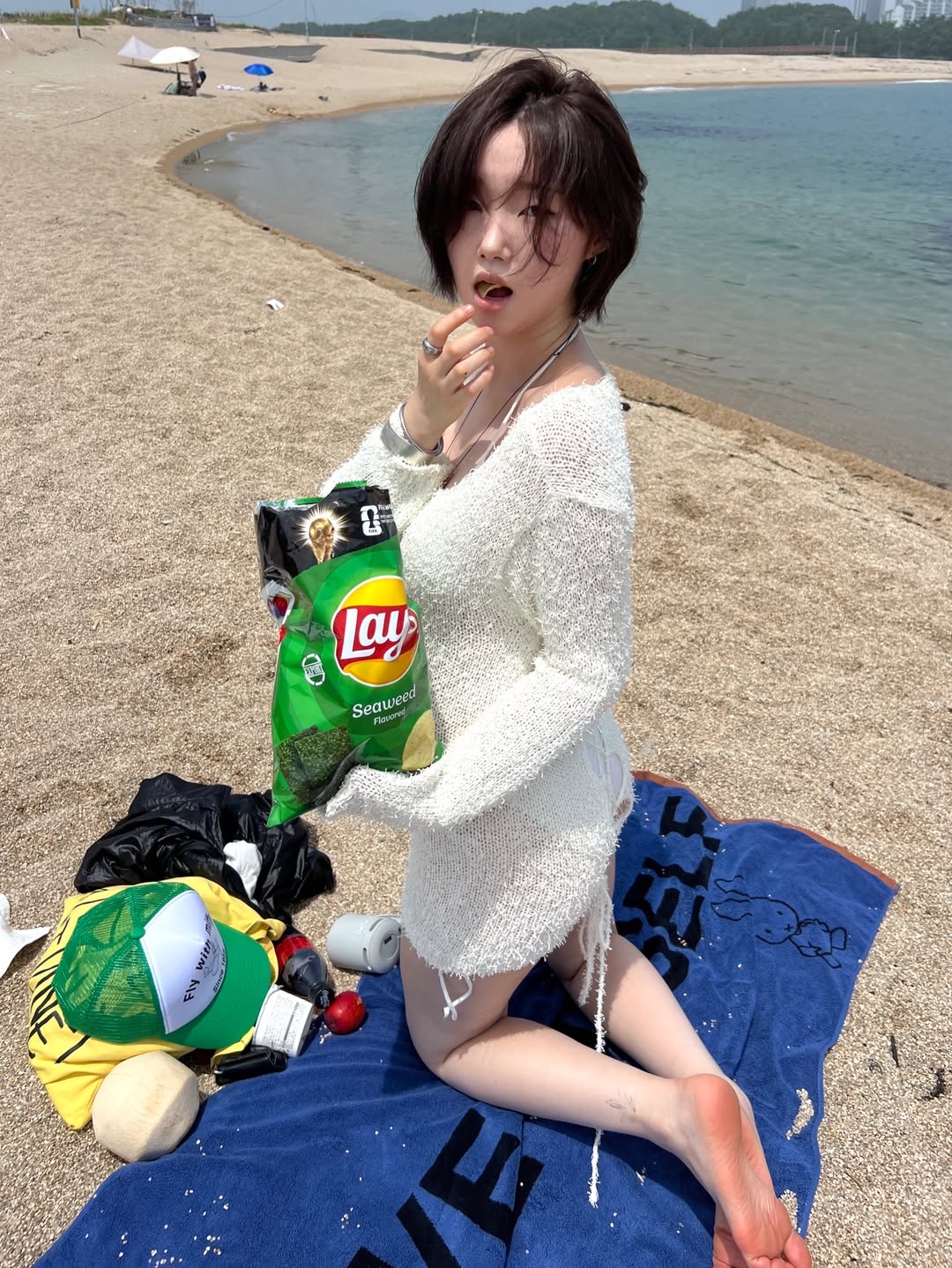 MILLO WOMEN x miffy Airborne Miffy Trucker Cap Green, MILLO WOMEN x miffy Love Myself Beach Towel Blue 착용 스타일 - 4