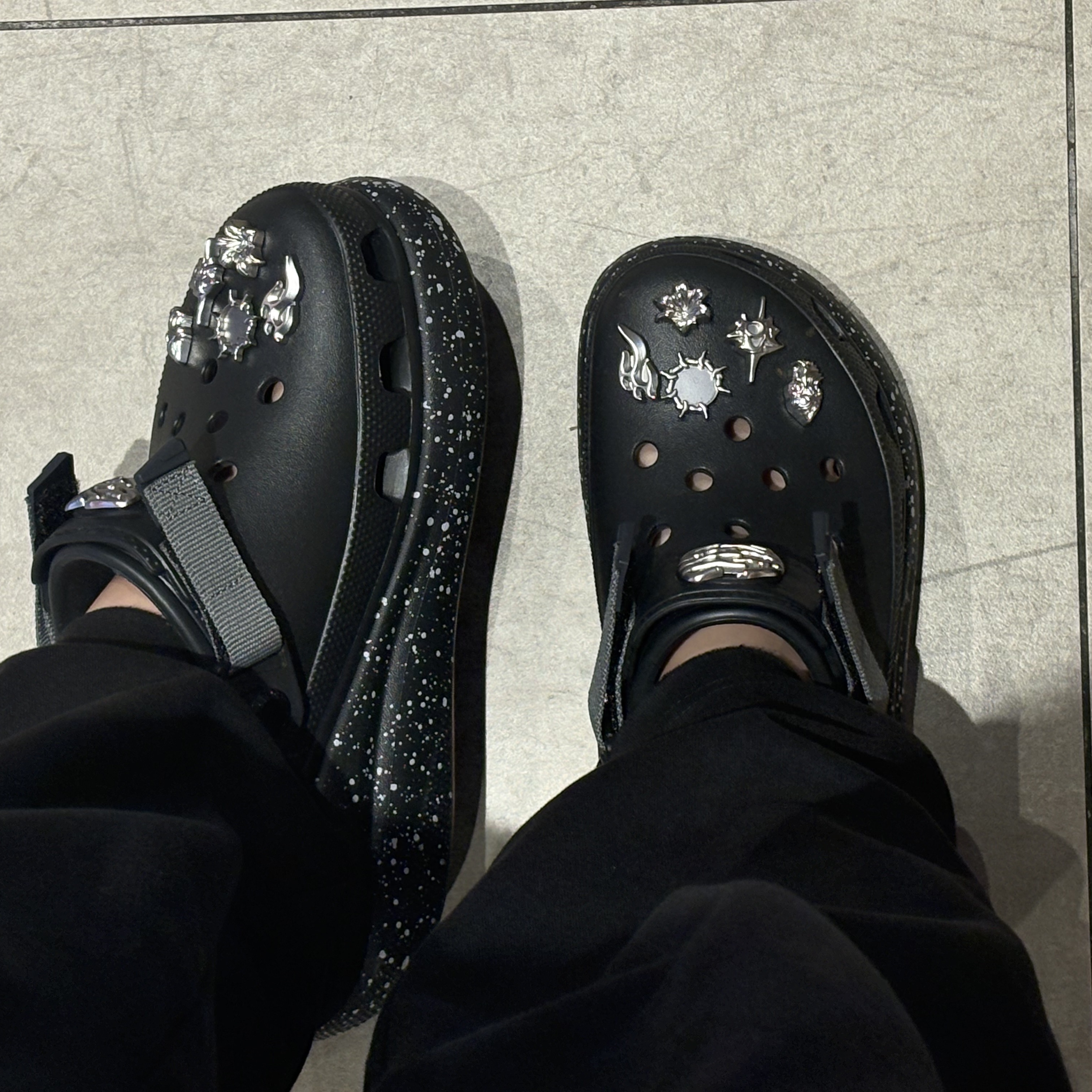 Crocs Crush Embellished Clog Black 착용 스타일 - 1