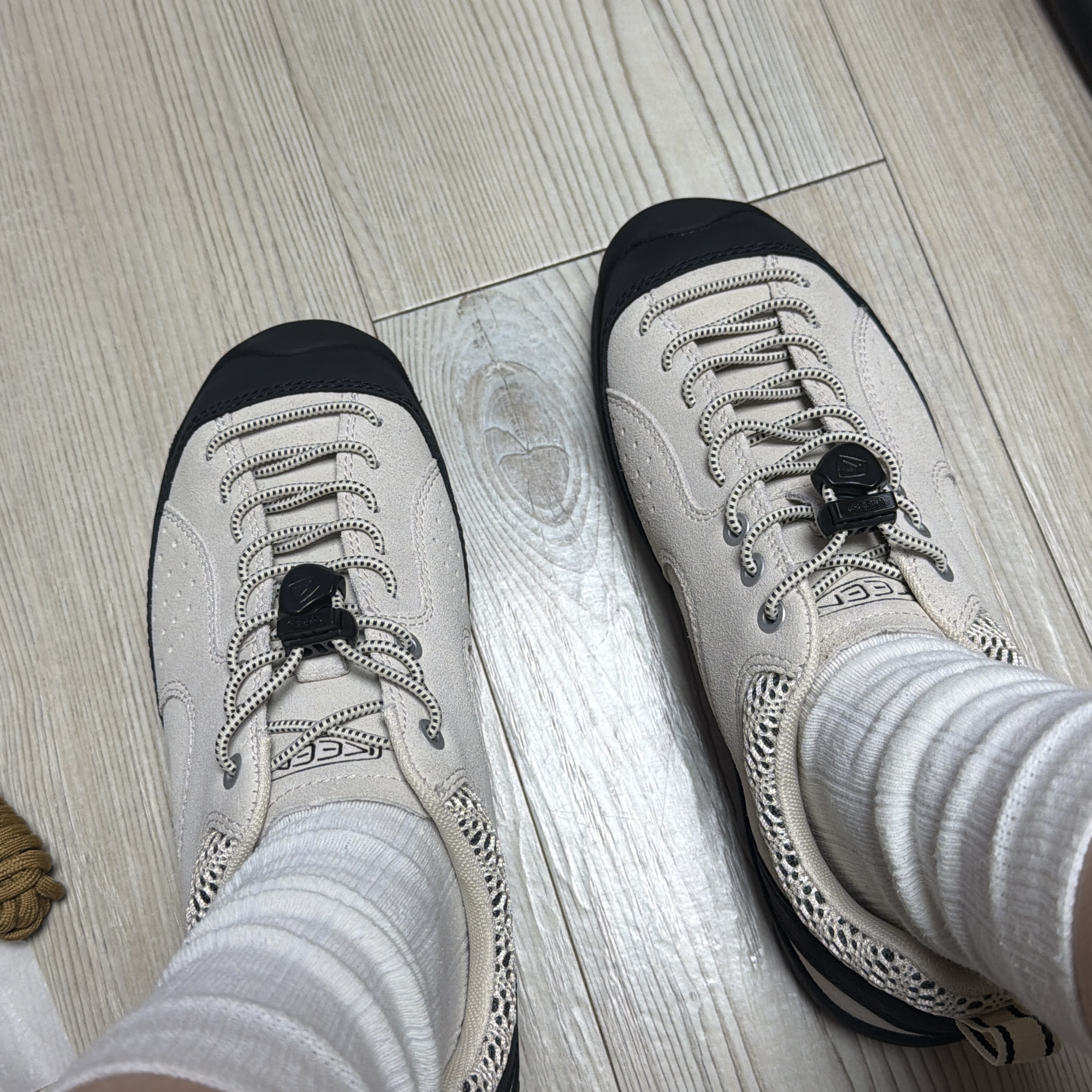 (W) Keen Jasper Rocks SP Sneaker Birch Black 착용 스타일 - 2