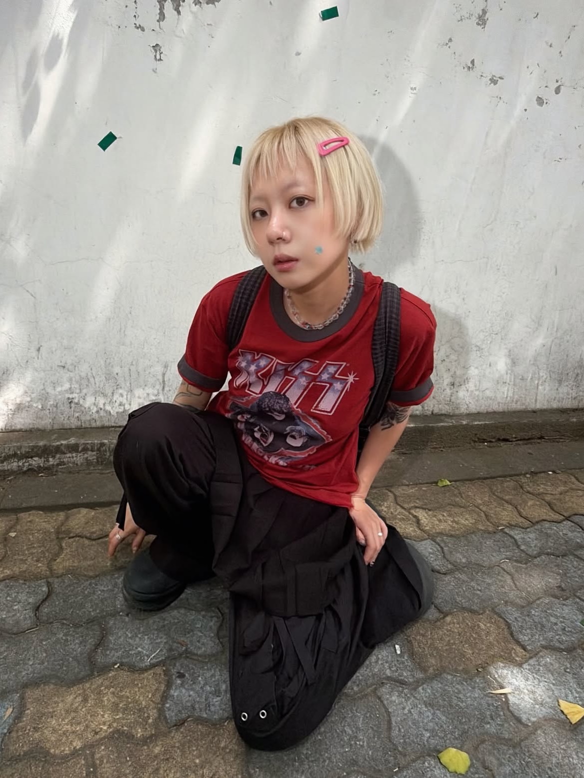 MAINBOOTH X KISS USA Logo T-shirt Red 착용 스타일 - 4
