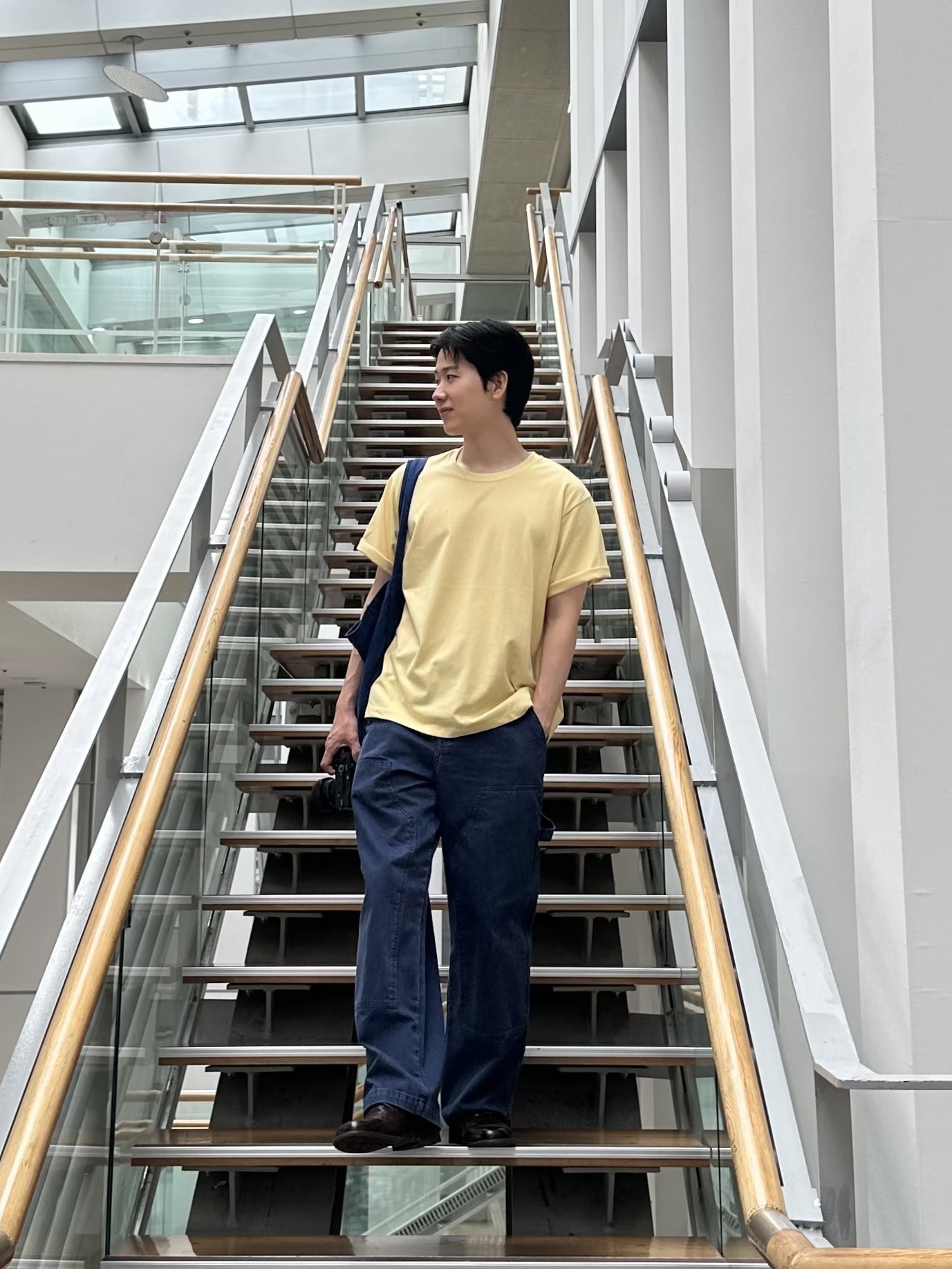 noun Soft Round T-Shirts Yellow, noun Washed Carpenter Pants Blue 착용 스타일 - 3