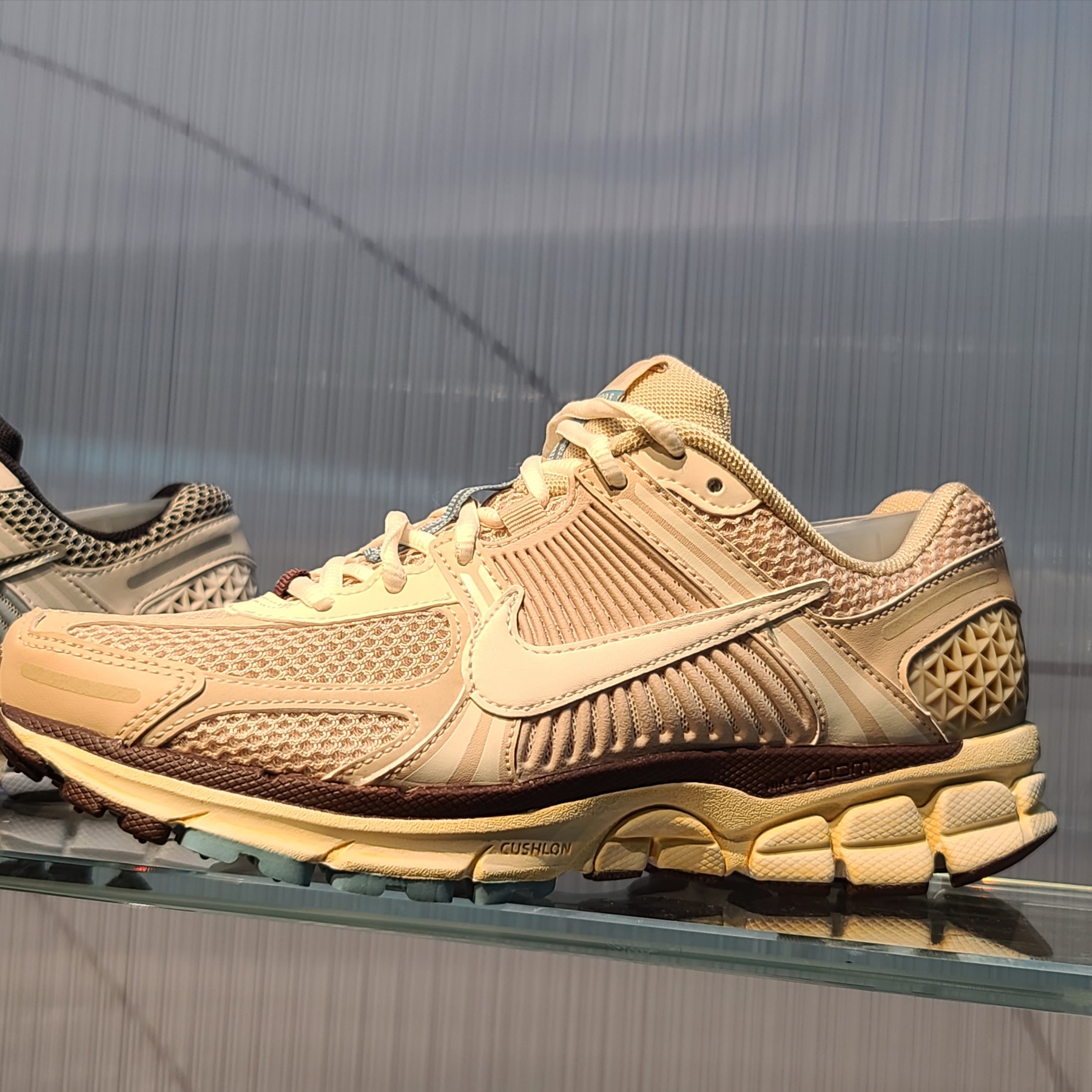 (W) Nike Zoom Vomero 5 Oatmeal 착용 스타일
