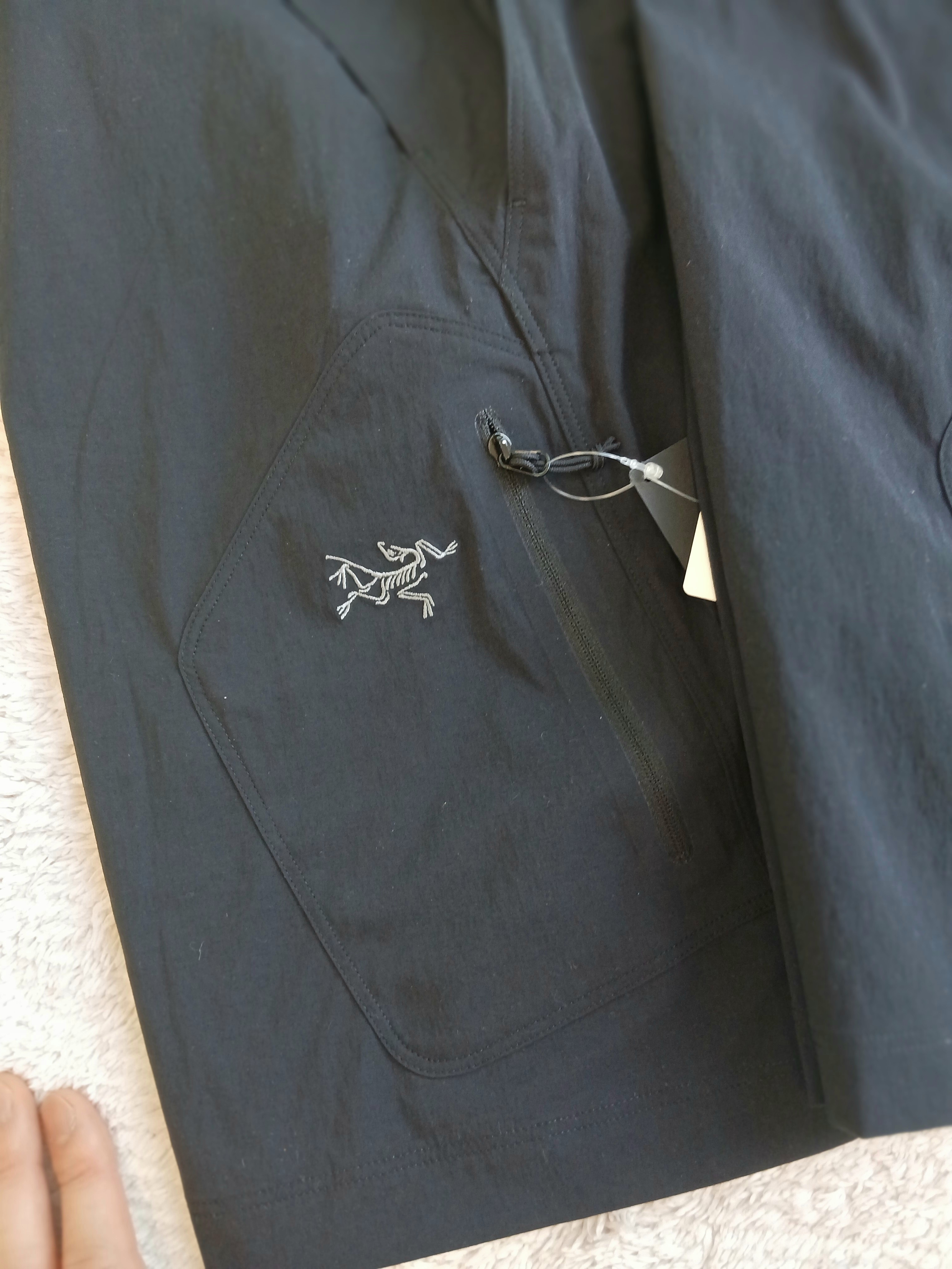 Arc'teryx Konseal Shorts 9 Inch Black 착용 스타일 - 4