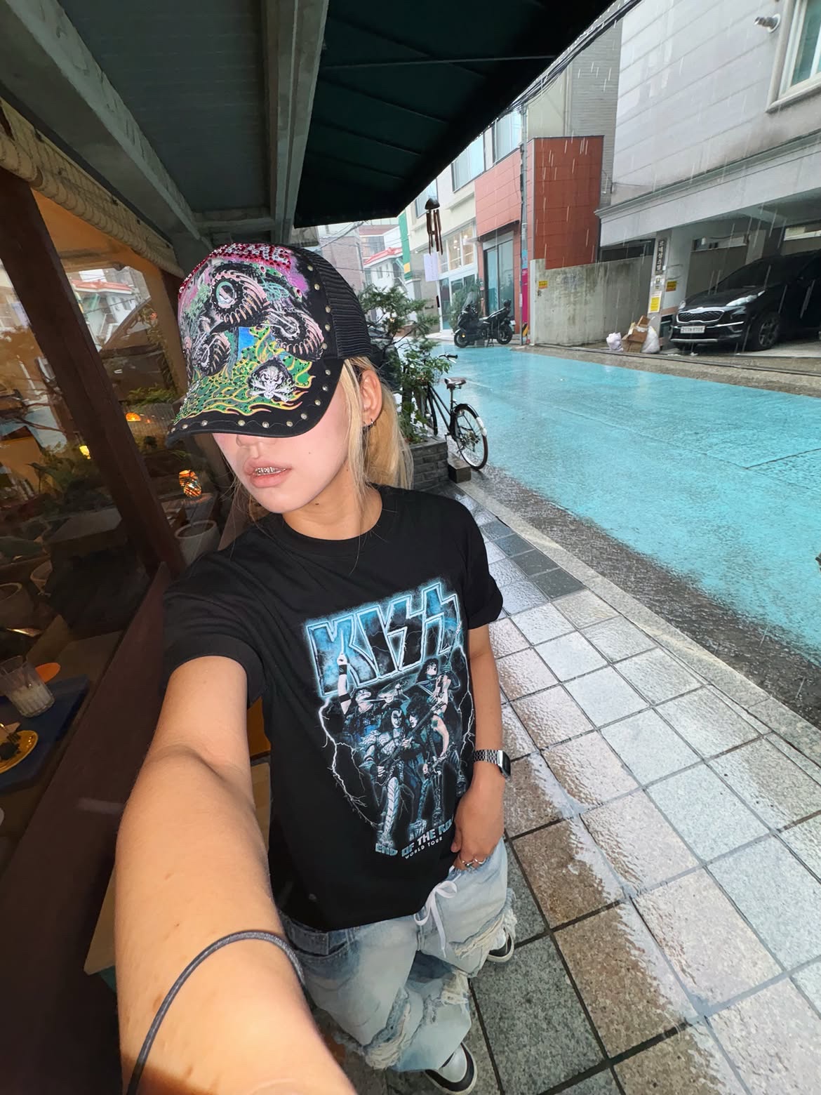 MAINBOOTH X KISS Blue Lightning T-shirt Black 착용 스타일 - 2