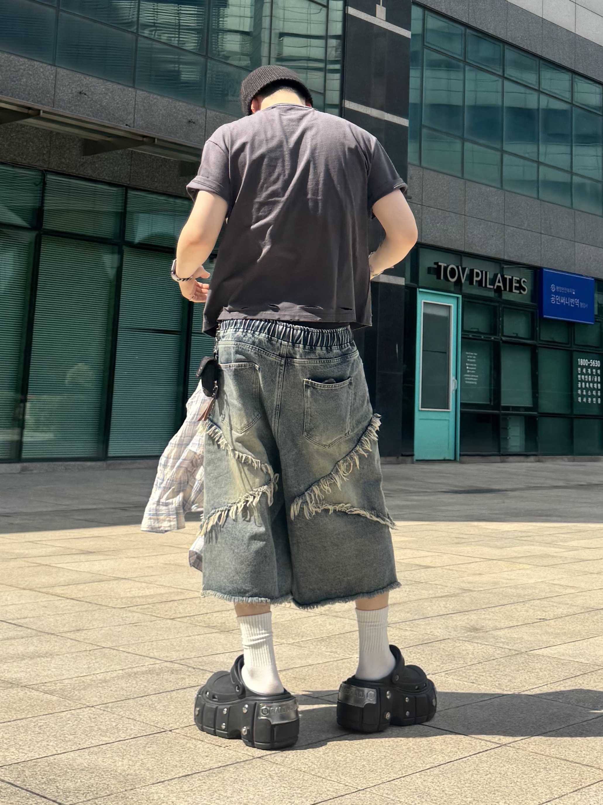 Balenciaga x Crocs Hardcrocs Slide Black, MJD Oversized Drippy Shirt Blue 착용 스타일 - 1