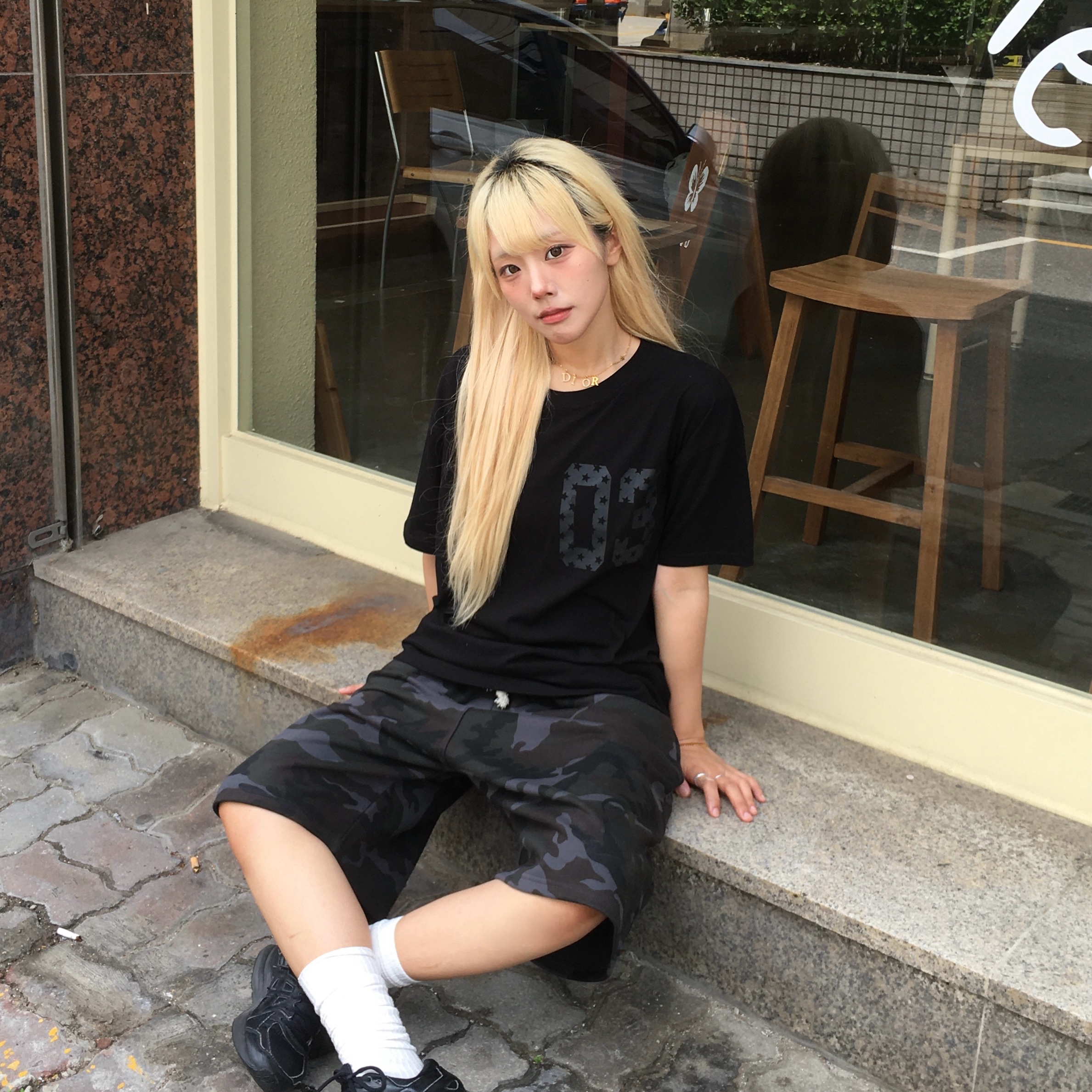 AMOU Camo One Tuck Bermuda Pants Charcoal, AMOU Camo One Tuck Bermuda Pants Beige 착용 스타일 - 4