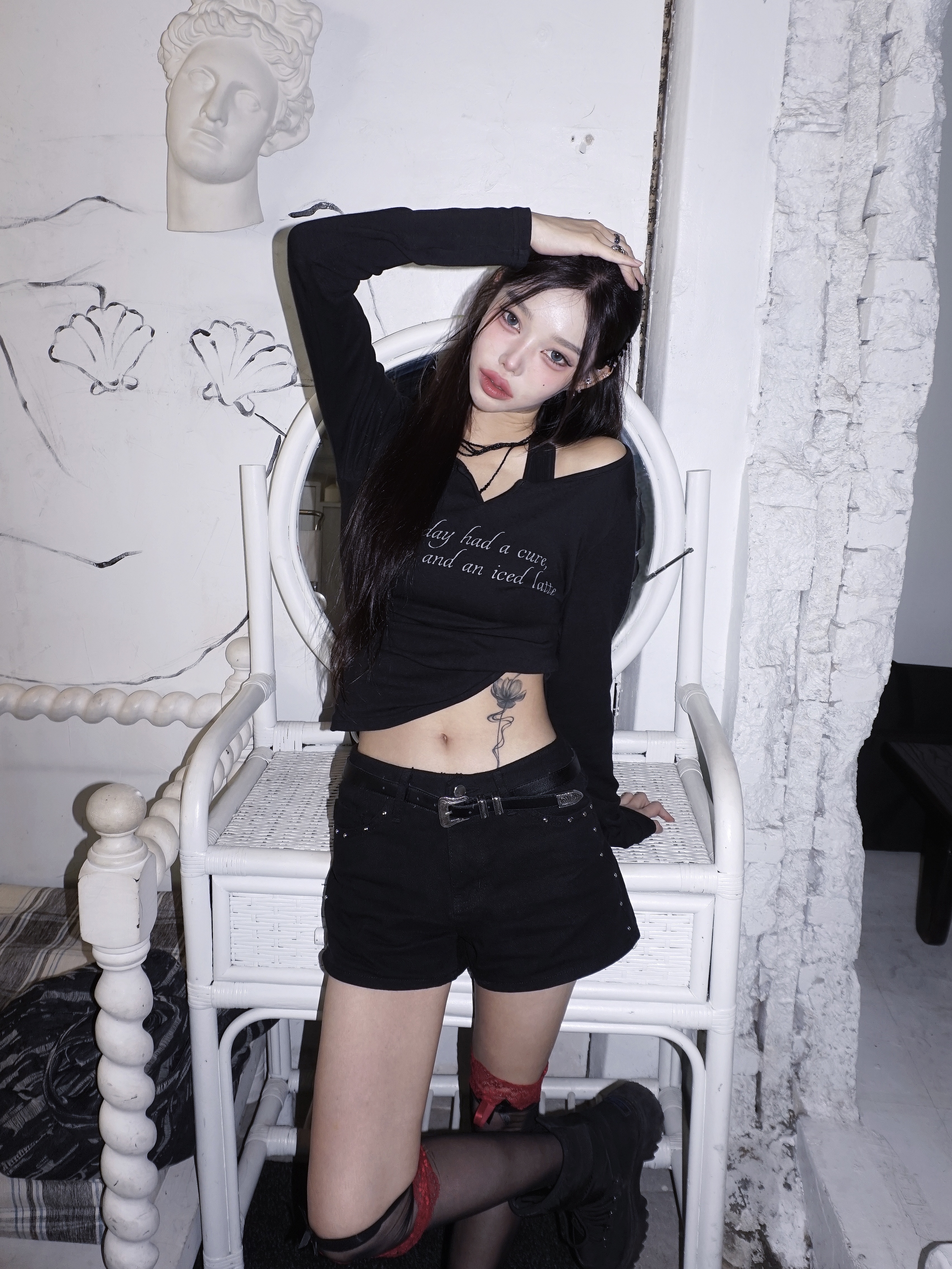 mihev Neck Cut Detail Print Long Sleeve Black 착용 스타일 - 2