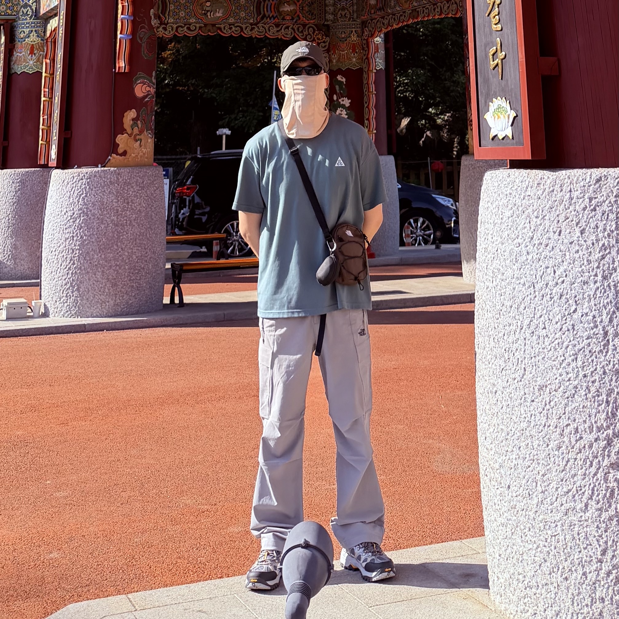 The North Face Sendero Pants Warm Gray - 25FW, The North Face Borealis Cross Bag S Brown - 25FW 착용 스타일
